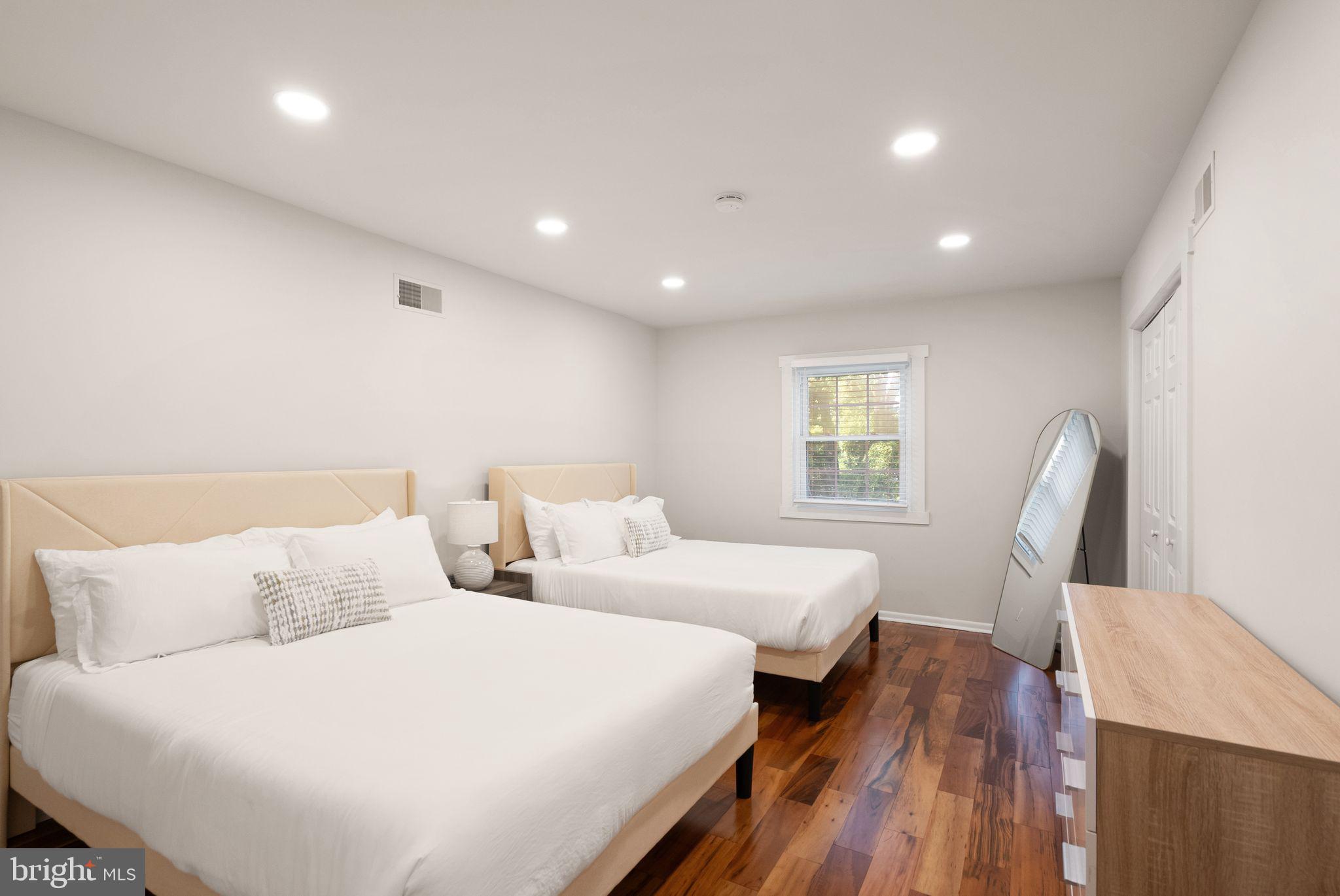 ANNANDALE ACRES - Residential