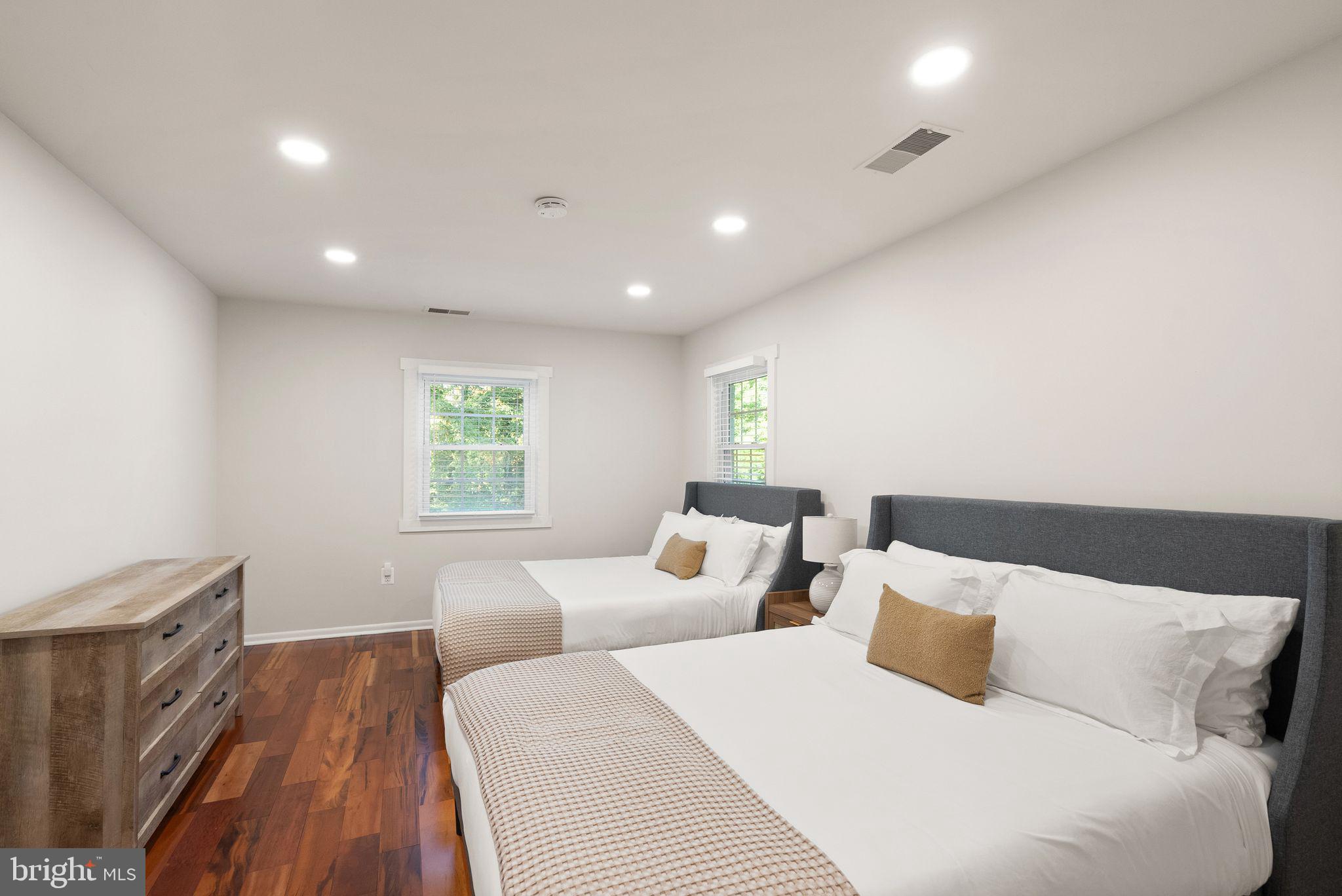 ANNANDALE ACRES - Residential