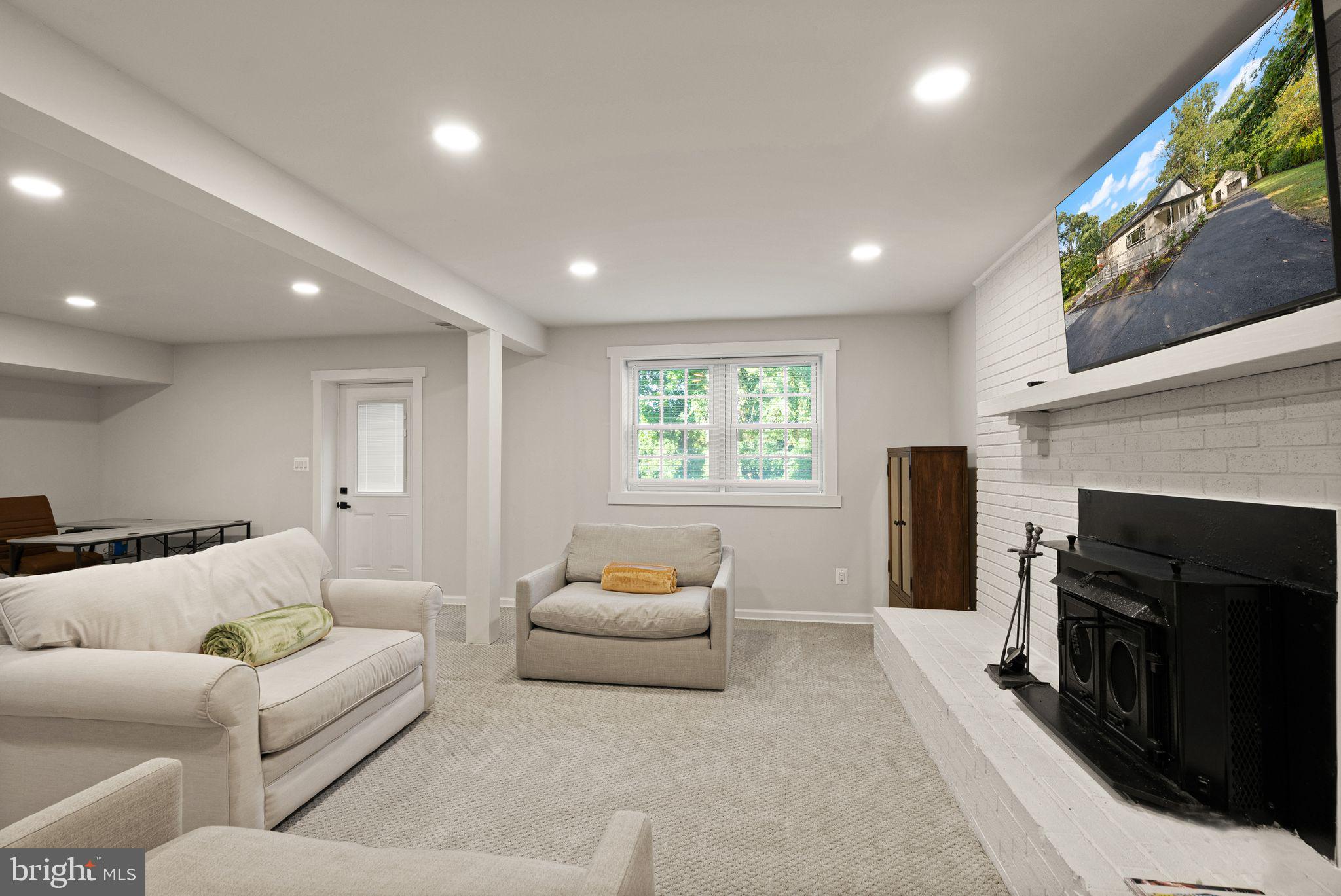 ANNANDALE ACRES - Residential