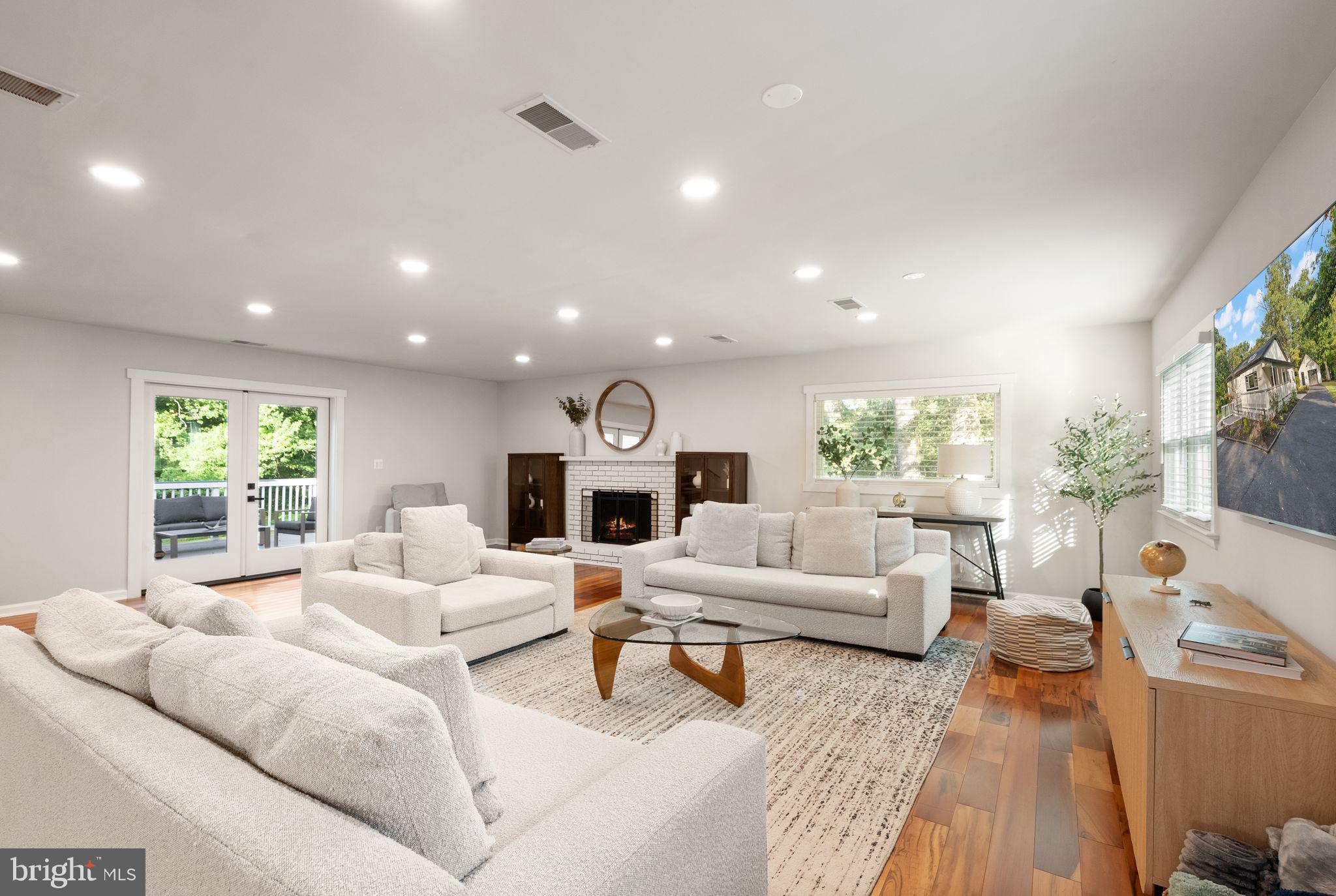 ANNANDALE ACRES - Residential