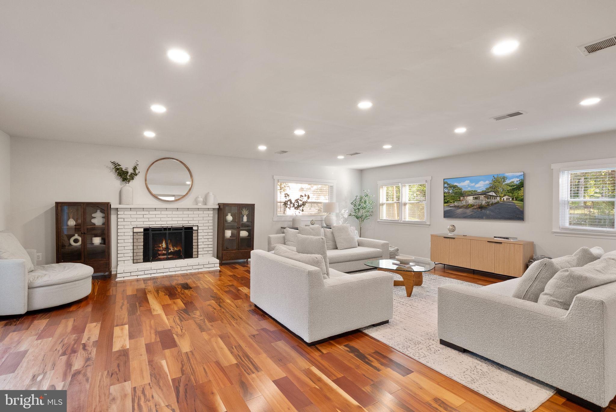 ANNANDALE ACRES - Residential