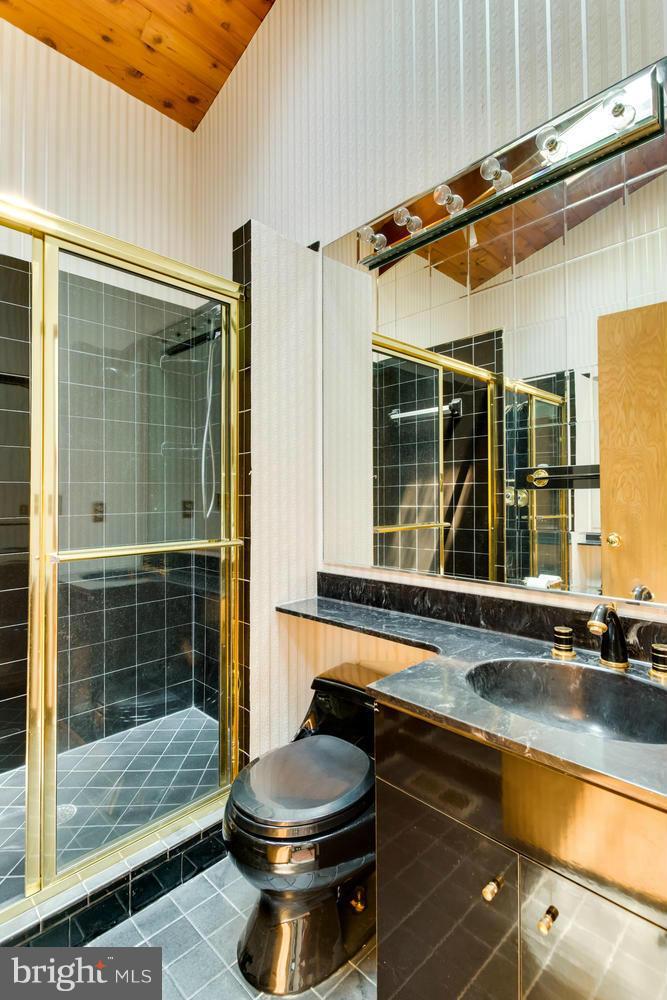 MOORE HILL ESTATES - Residential Lease