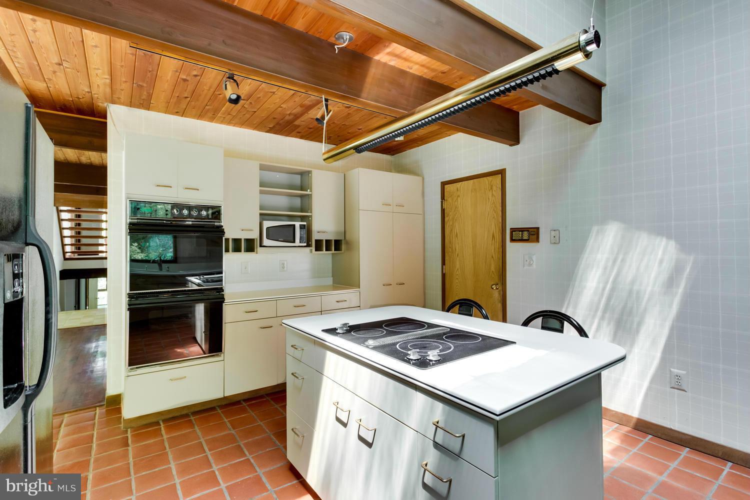 MOORE HILL ESTATES - Residential Lease