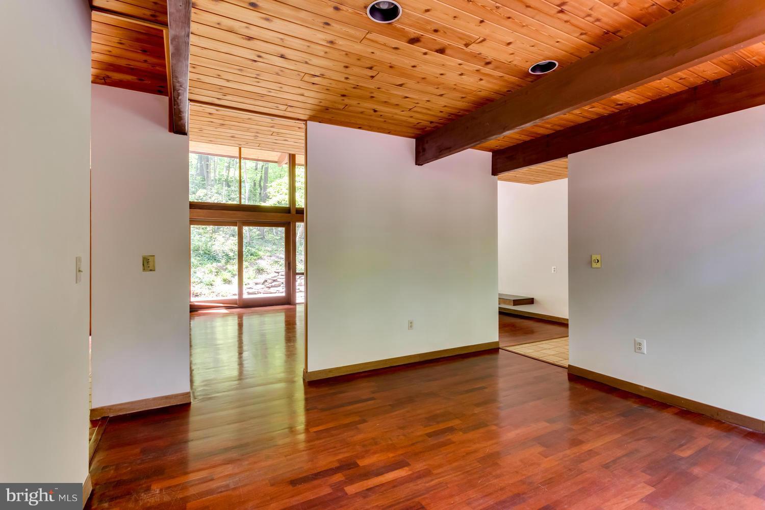 MOORE HILL ESTATES - Residential Lease