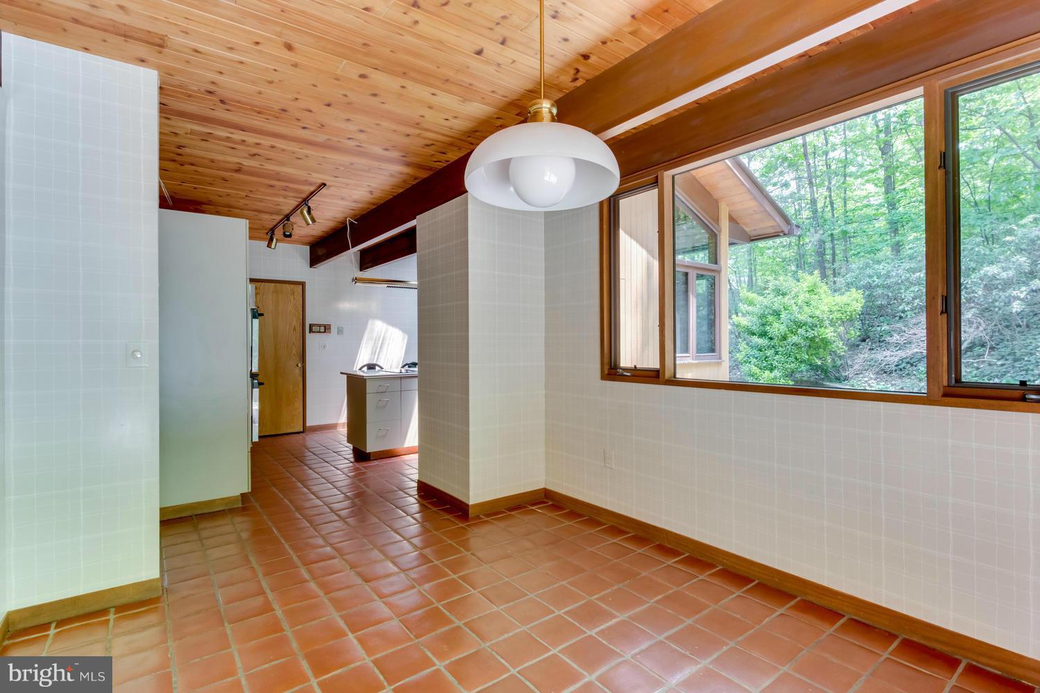 MOORE HILL ESTATES - Residential Lease