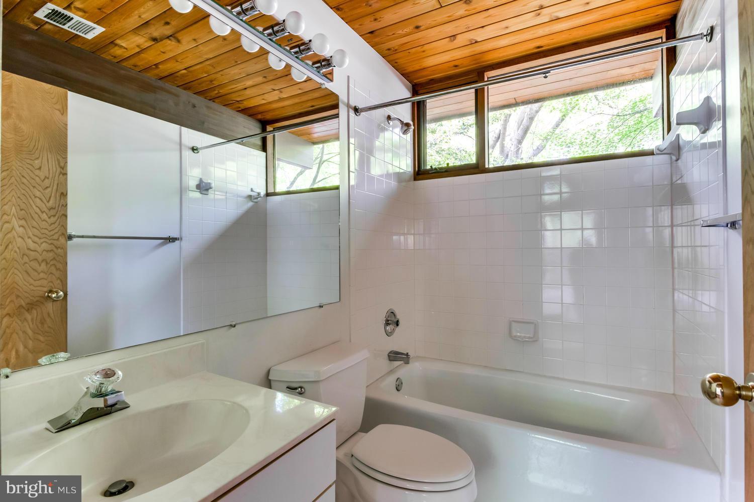 MOORE HILL ESTATES - Residential Lease