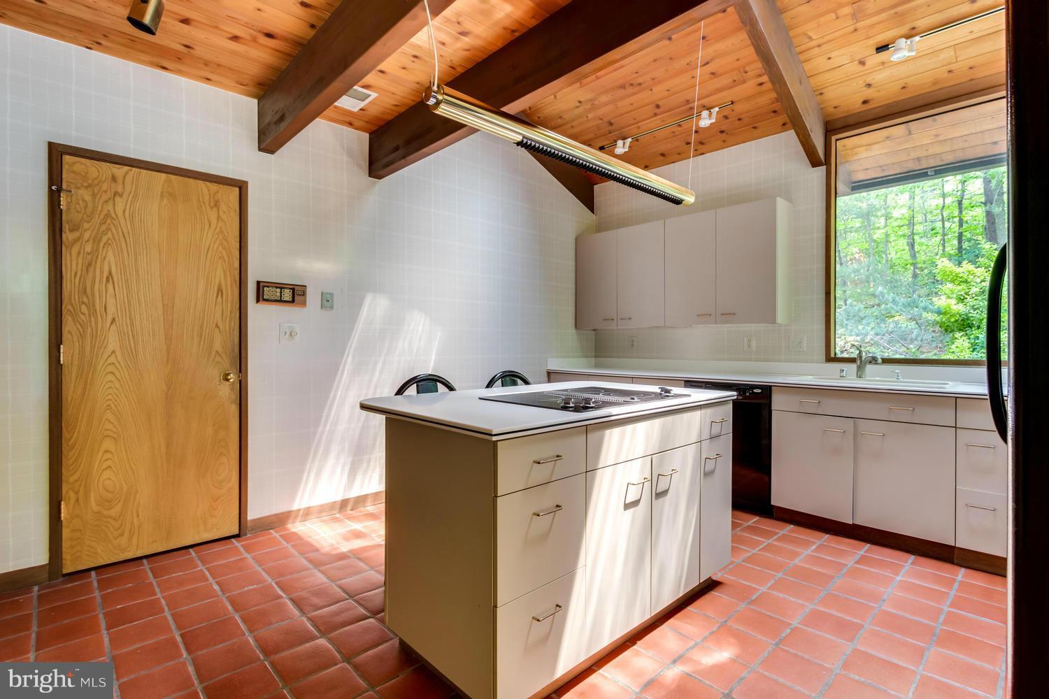 MOORE HILL ESTATES - Residential Lease