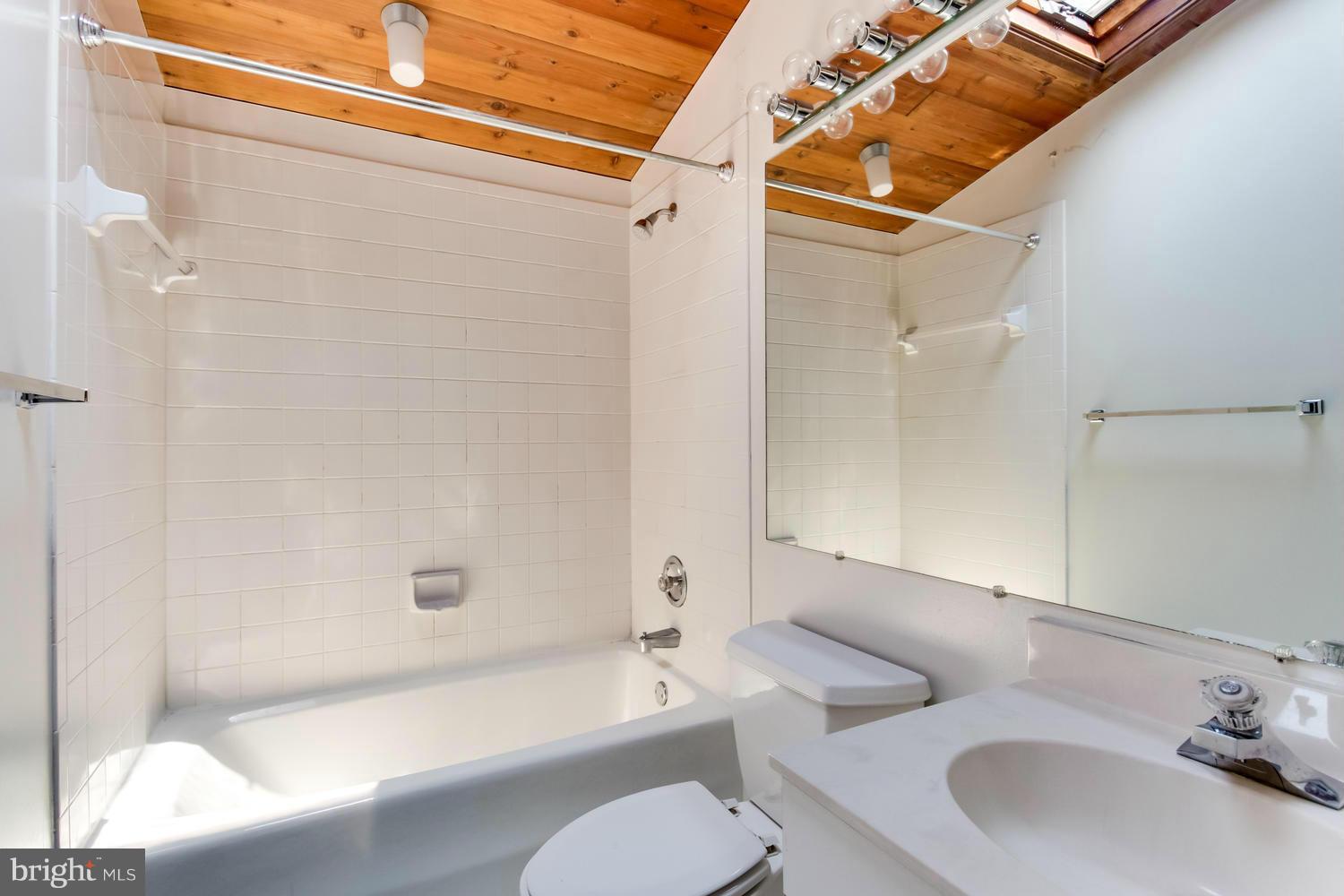 MOORE HILL ESTATES - Residential Lease