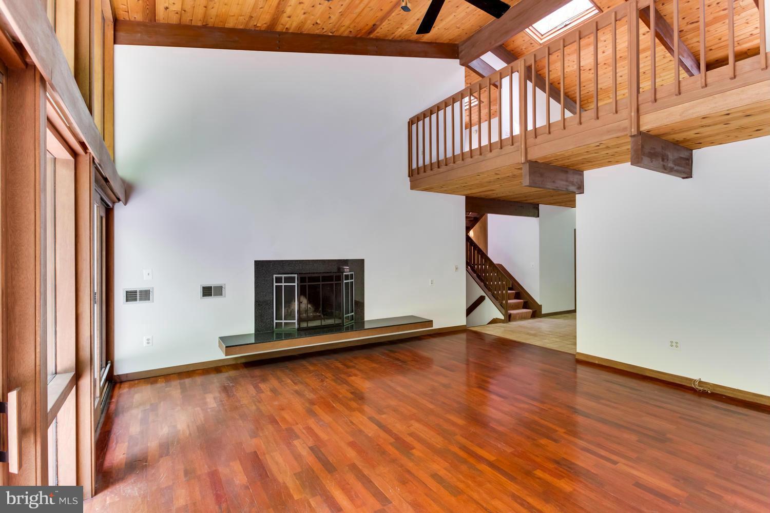 MOORE HILL ESTATES - Residential Lease