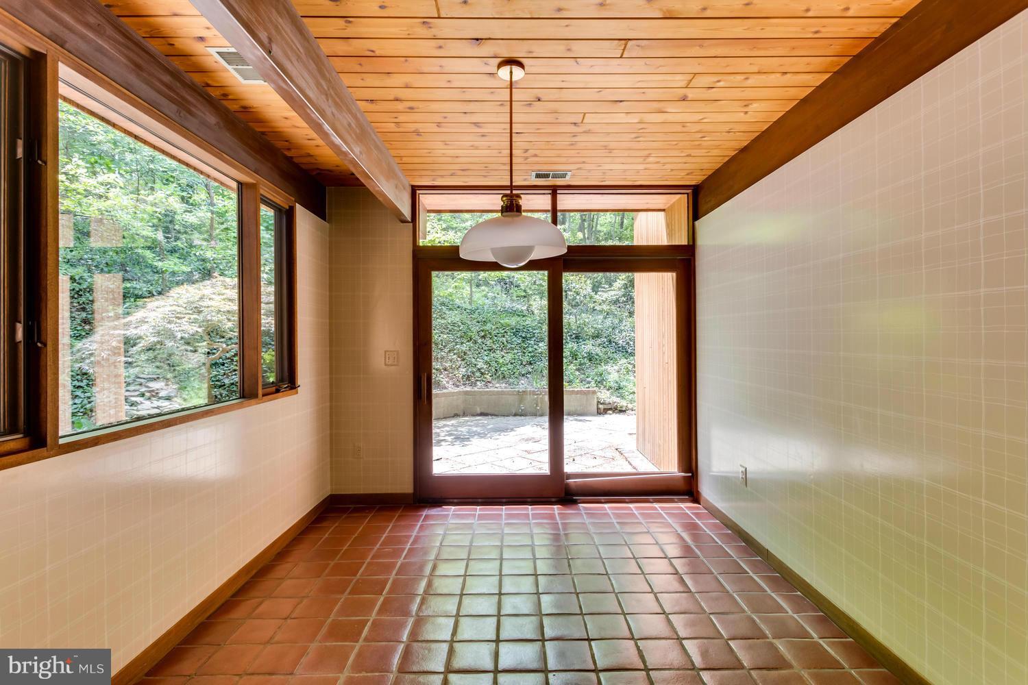 MOORE HILL ESTATES - Residential Lease