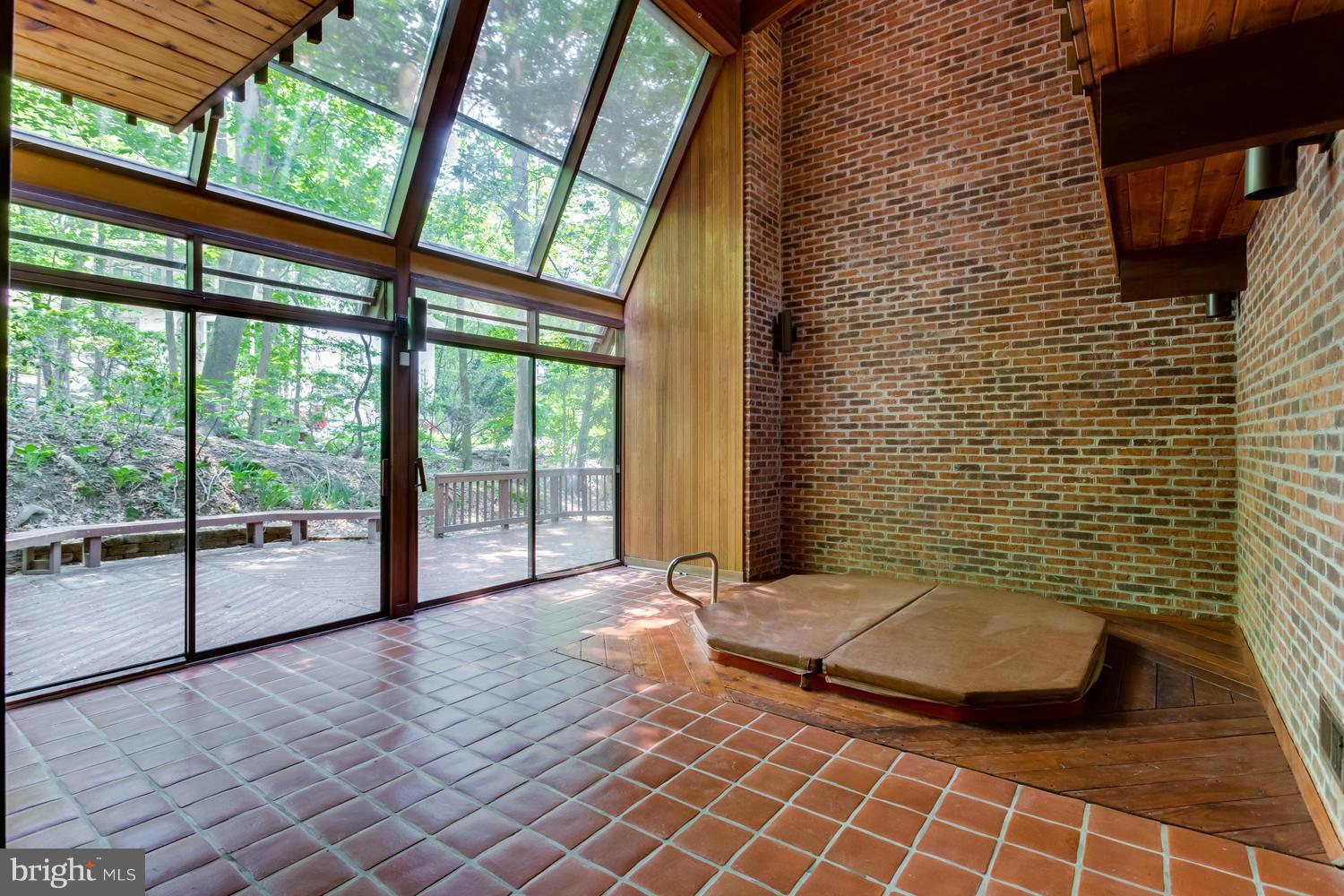 MOORE HILL ESTATES - Residential Lease