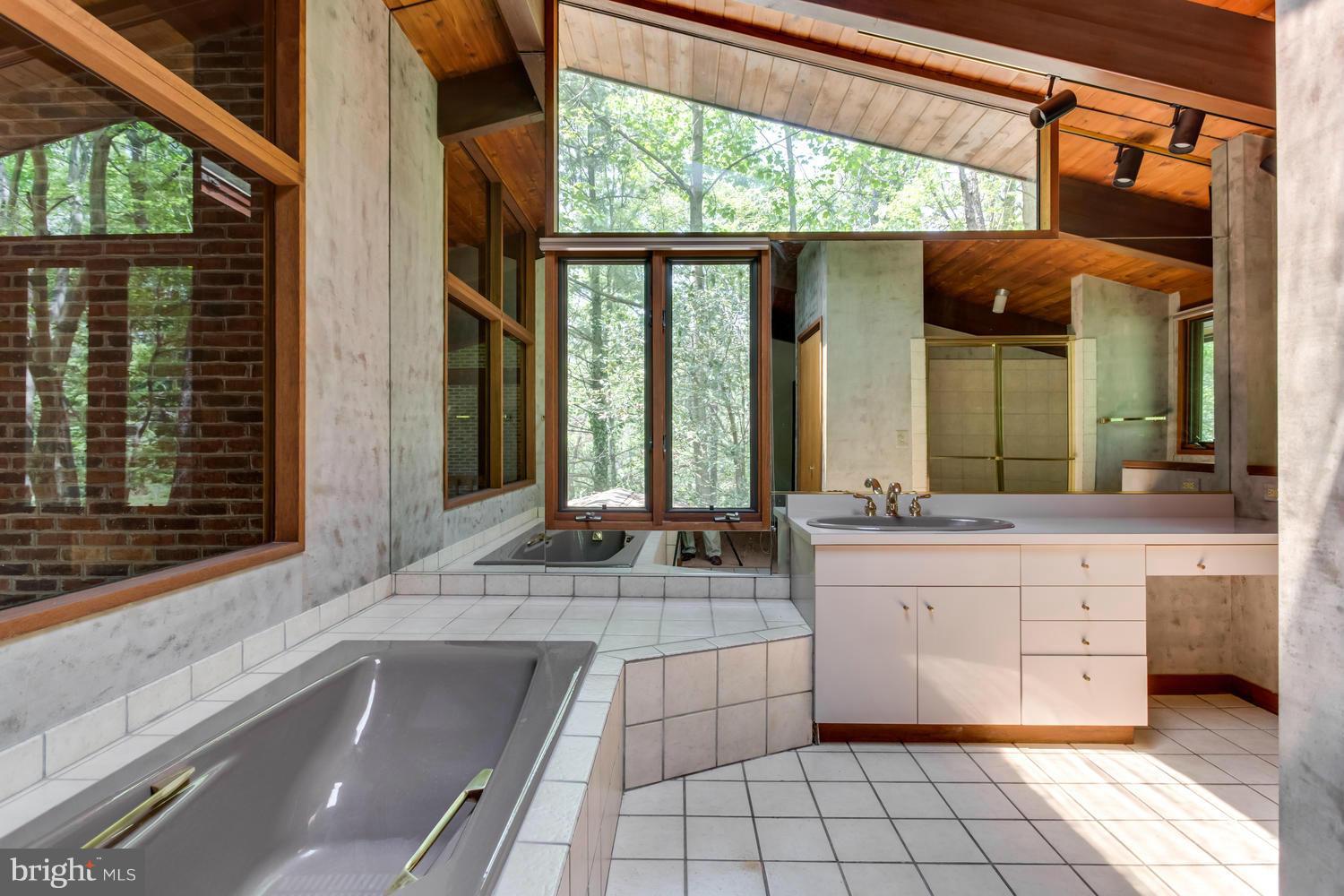 MOORE HILL ESTATES - Residential Lease