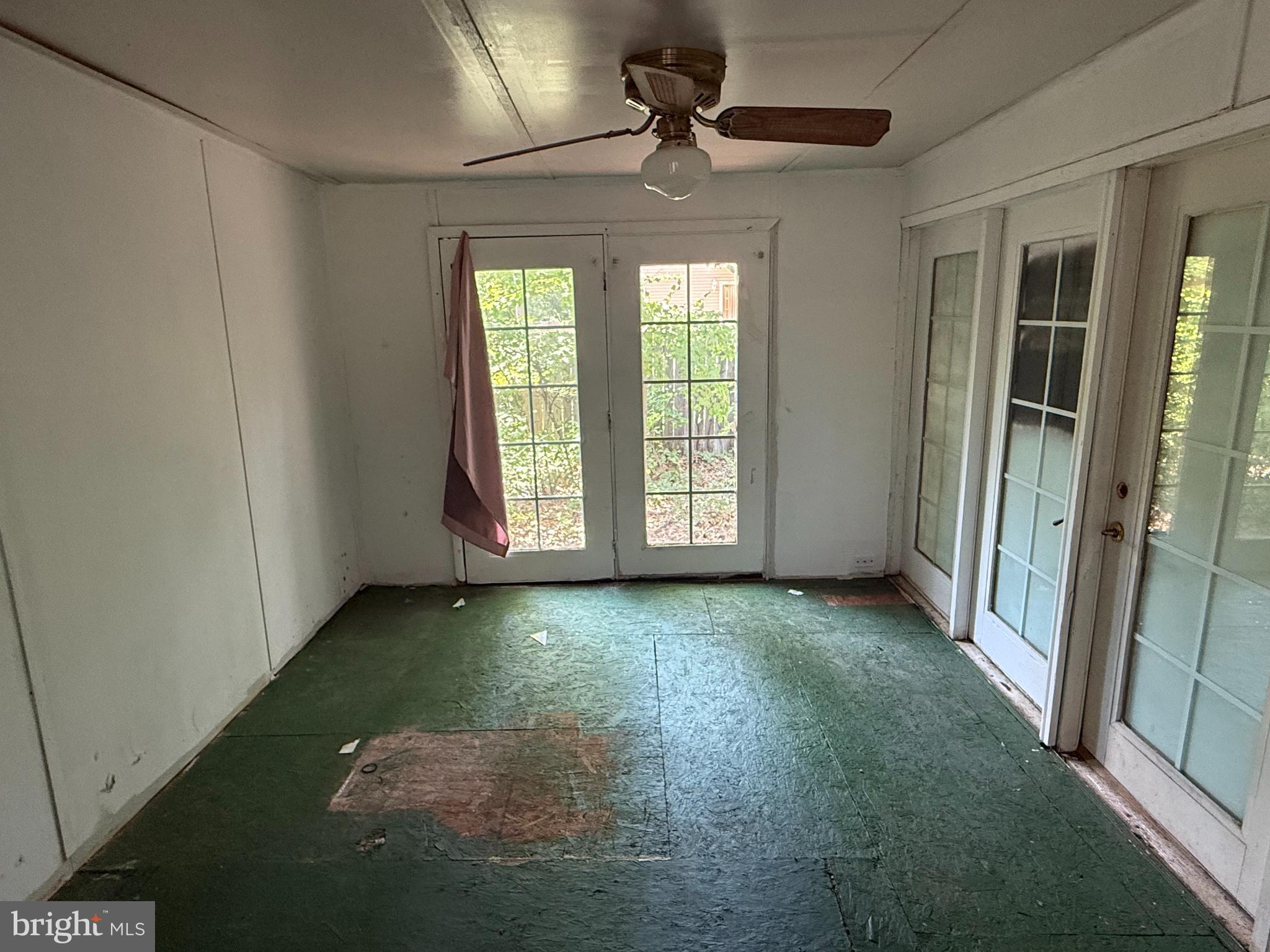 COLONIAL BEACH - Residential