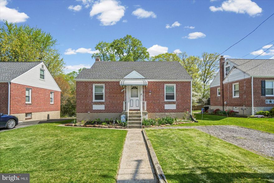 RARELY AVAILABLE LINK AVE GEM. THIS HOME COMBINES OLD AN NEW TO CREATE A MASTERPIECE. SINGLE FAMILY HOME AT A TOWNHOUSE PRICE!!! PERFECT FOR THE FIRST TIME HOMEBUYER, THOSE LOOKING TO DOWNSIZE, OR THE SAVY INVESTOR. NO HOA!!! FEATURES INCLUDE 4 BEDROOMS, TIMELESS CUSTOM BUILT KITCHEN CABINETRY AND LARGE REAR ADDITION. BEAUTIFUL HARDWOOD FLOORS. ENJOY THE LARGE DECK OVERLOOKING THE EXPANSIVE TRANQUILLE BACK YARD. LOCATED CLOSE TO SHOPPING AND MANY MAJOR ROADWAYS. CALL TODAY TO SCHEDULE YOUR PRIVATE SHOWING!!