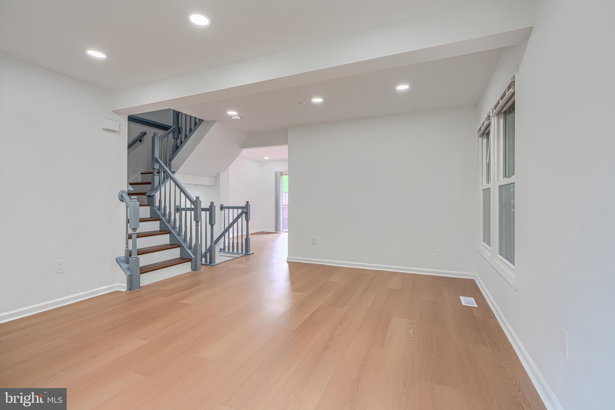 8821 CASTLEBURY COURT