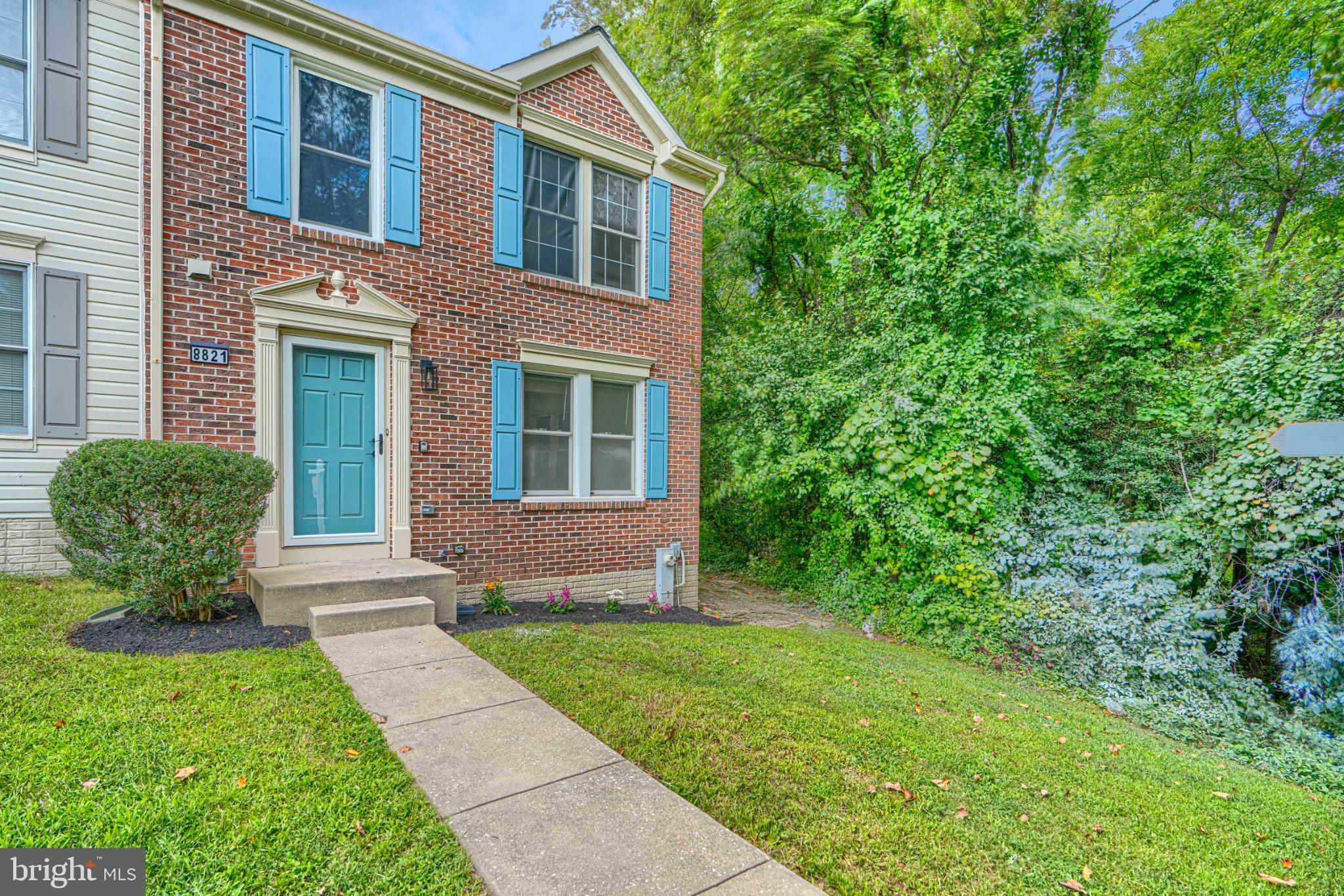 8821 CASTLEBURY COURT
