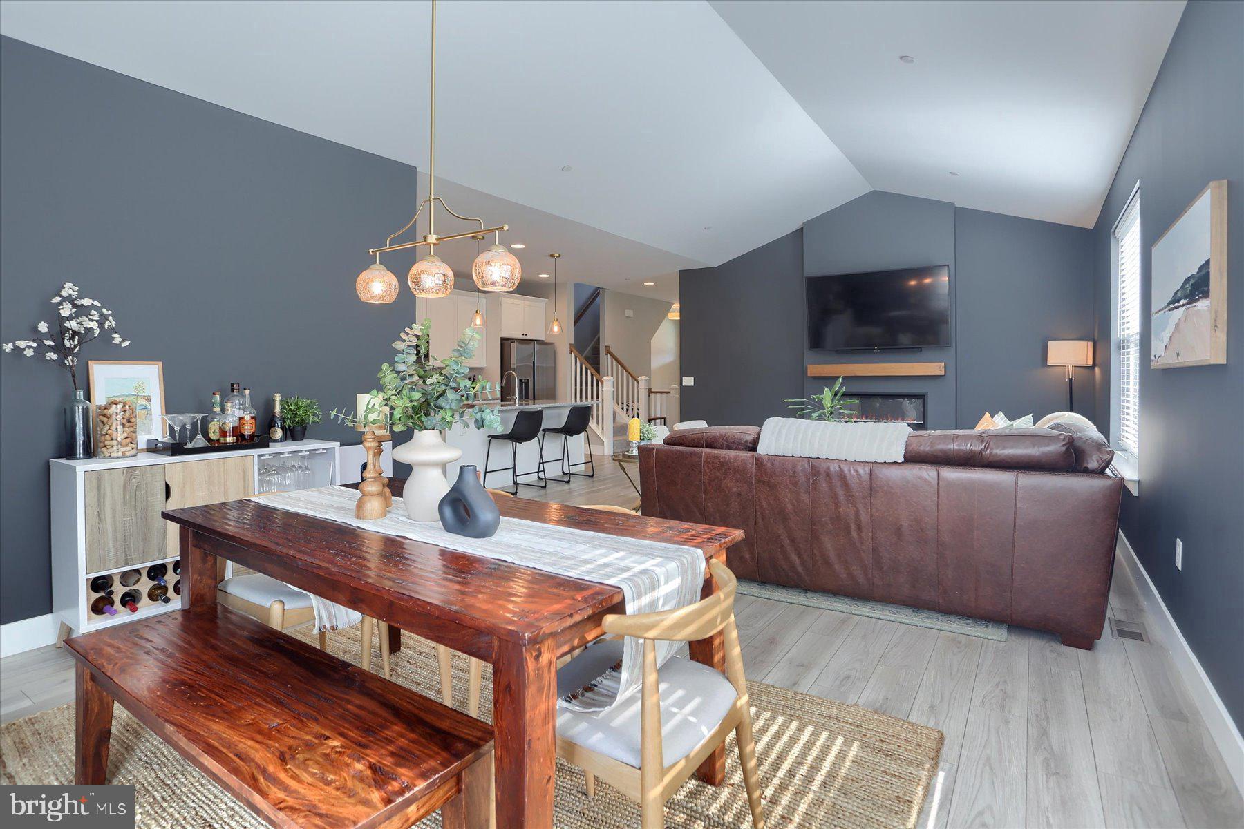 MADISON COURT - Residential