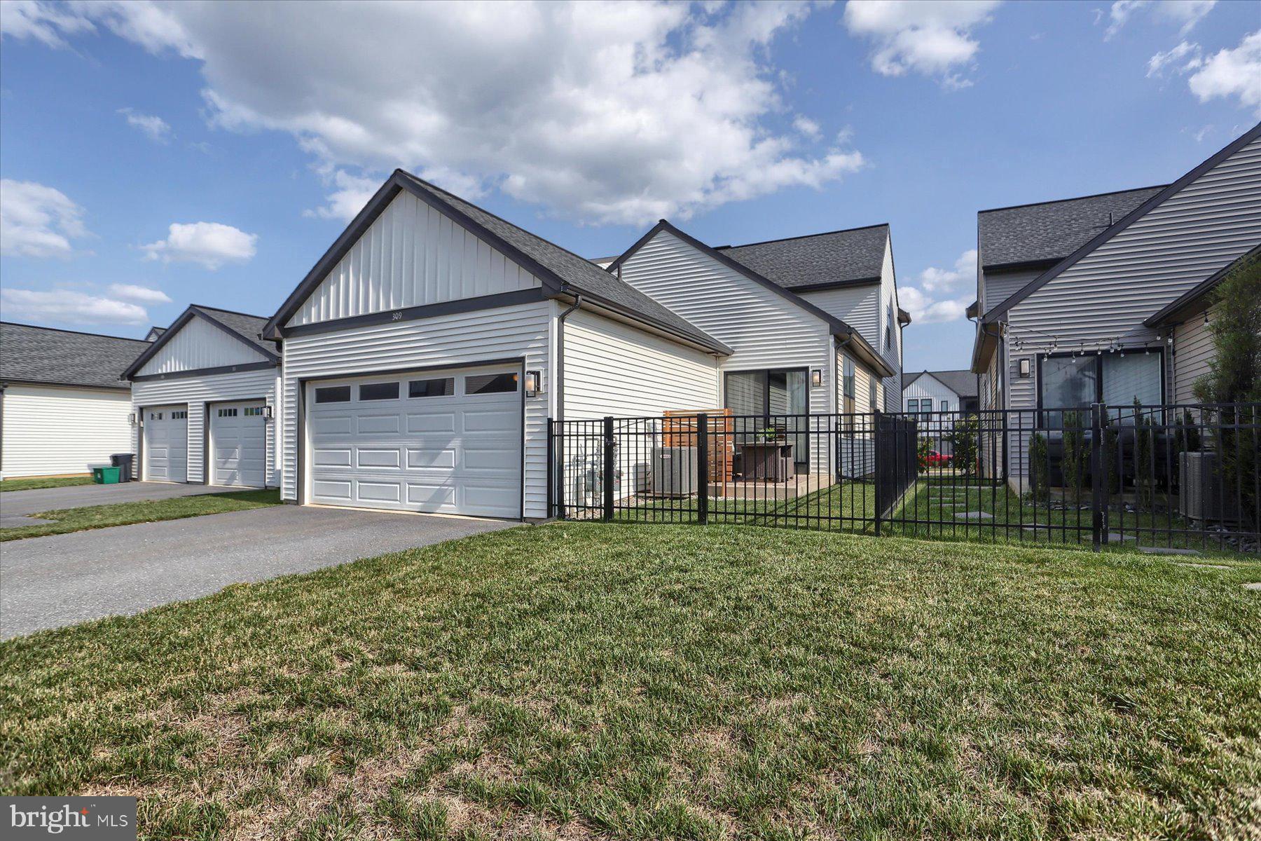 MADISON COURT - Residential