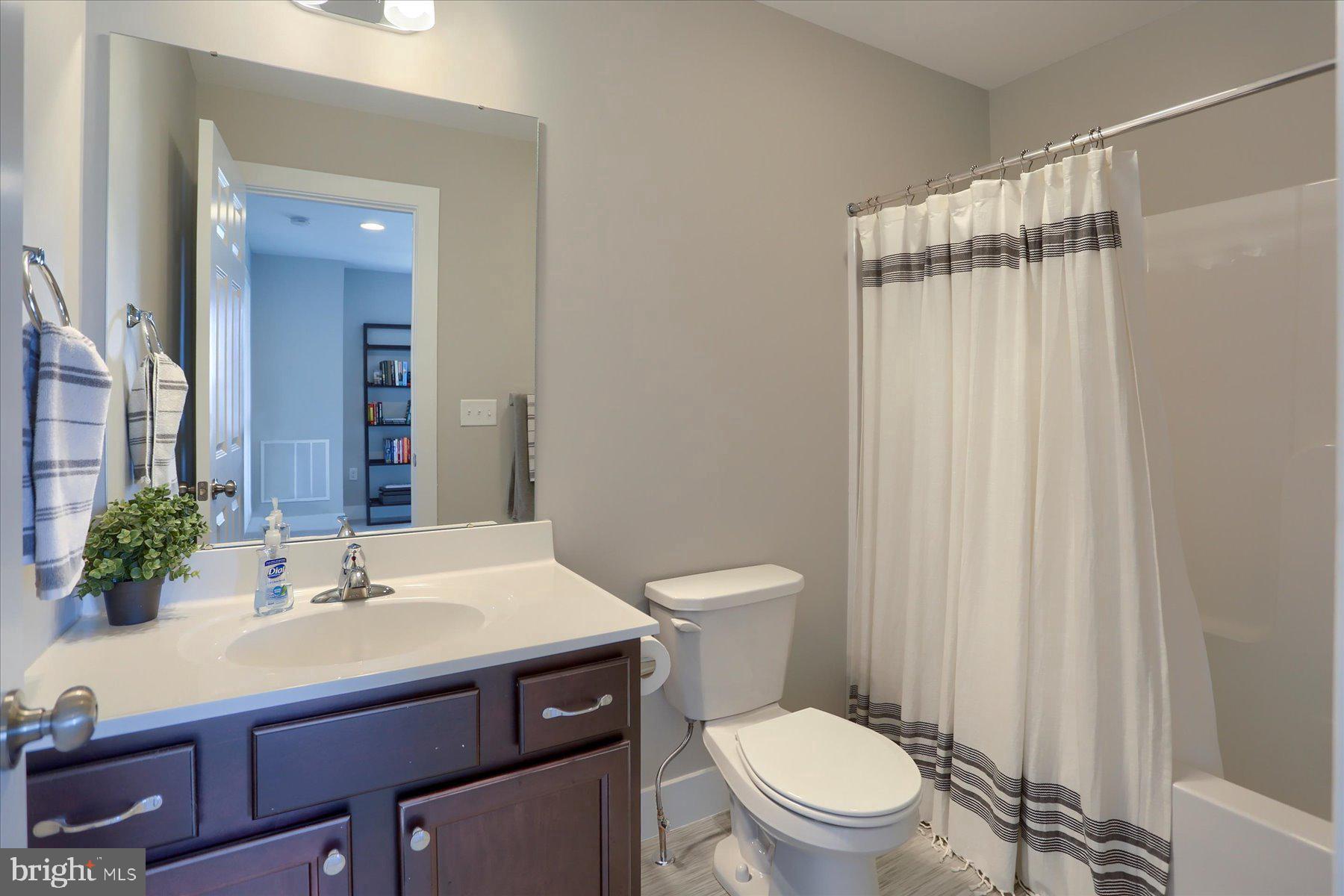 MADISON COURT - Residential