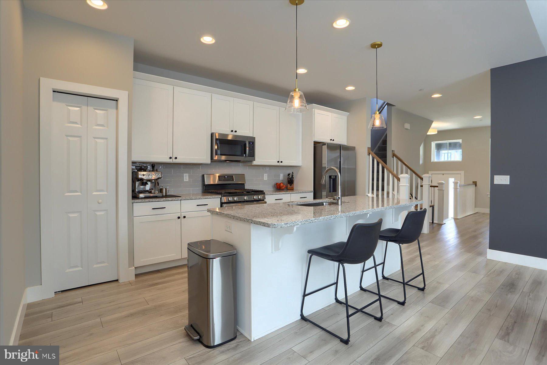 MADISON COURT - Residential