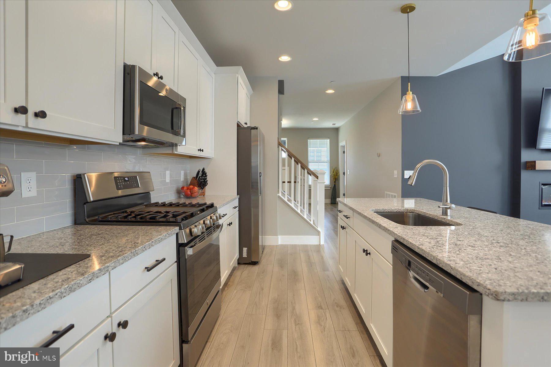 MADISON COURT - Residential