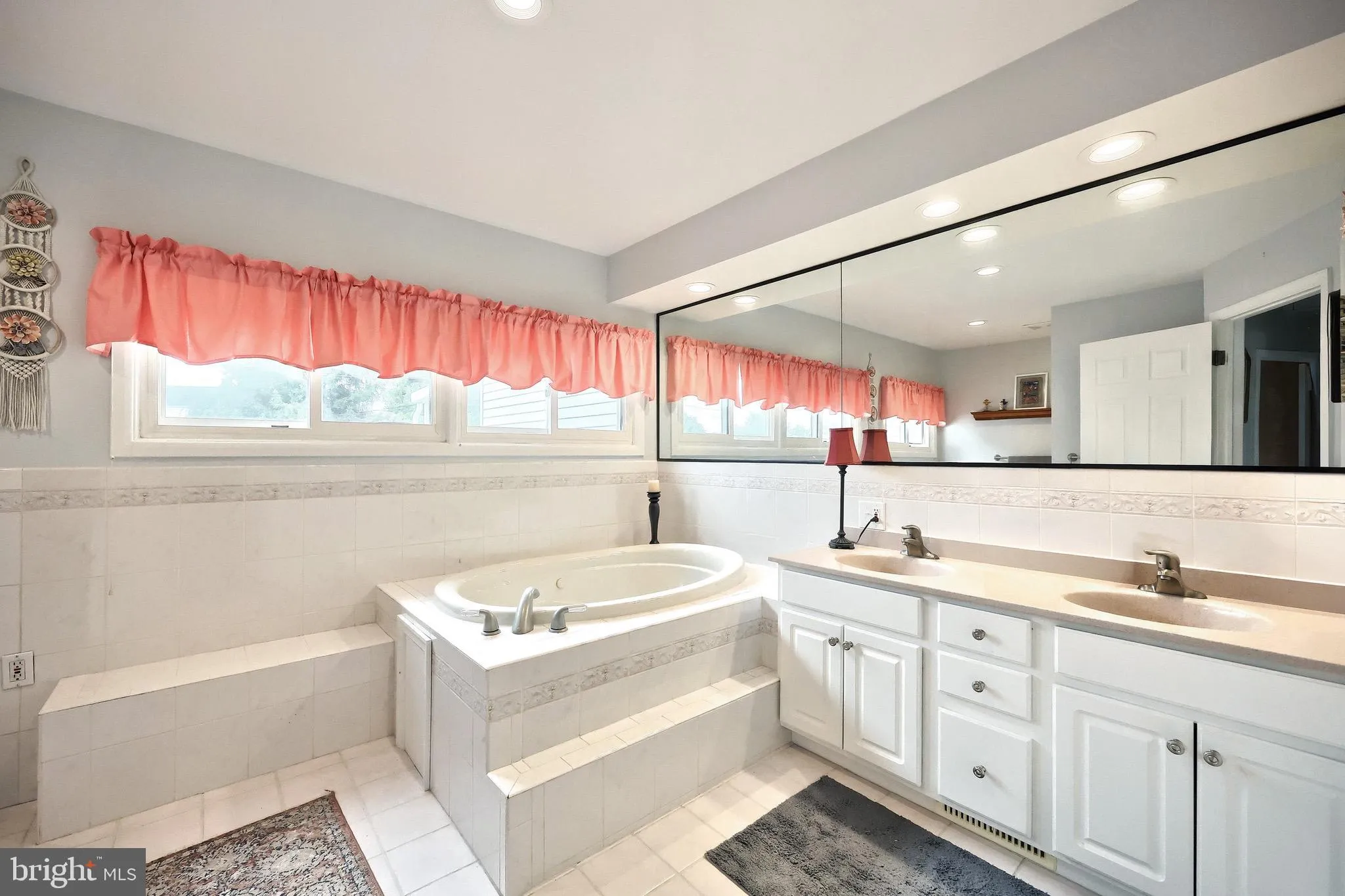 York, Pennsylvania 17404, United States, 3 Bedrooms Bedrooms, ,2 BathroomsBathrooms,Residential,Pending,216384