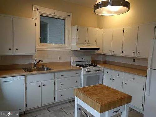 CHARLES VILLAGE - Residential Lease