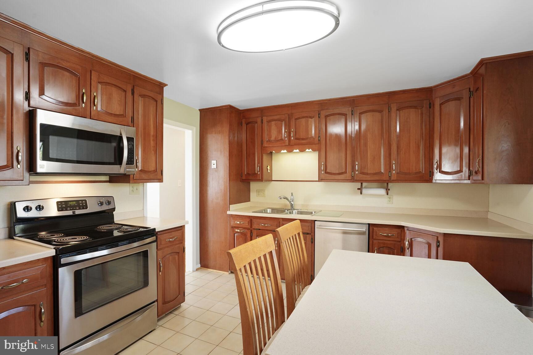 BROYHILL LANGLEY ESTATES - Residential Lease