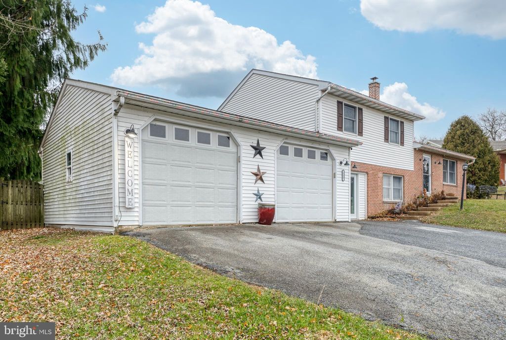 Photo of 115 N Sadsbury Court, GAP, PA 17527 (MLS # PALA2061736)