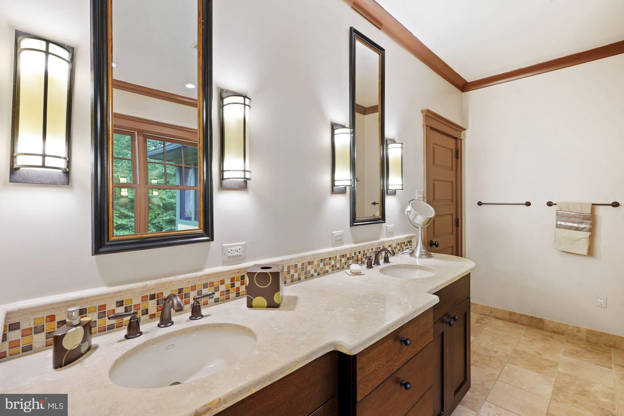 COUNTRY CLUB MANOR - Residential