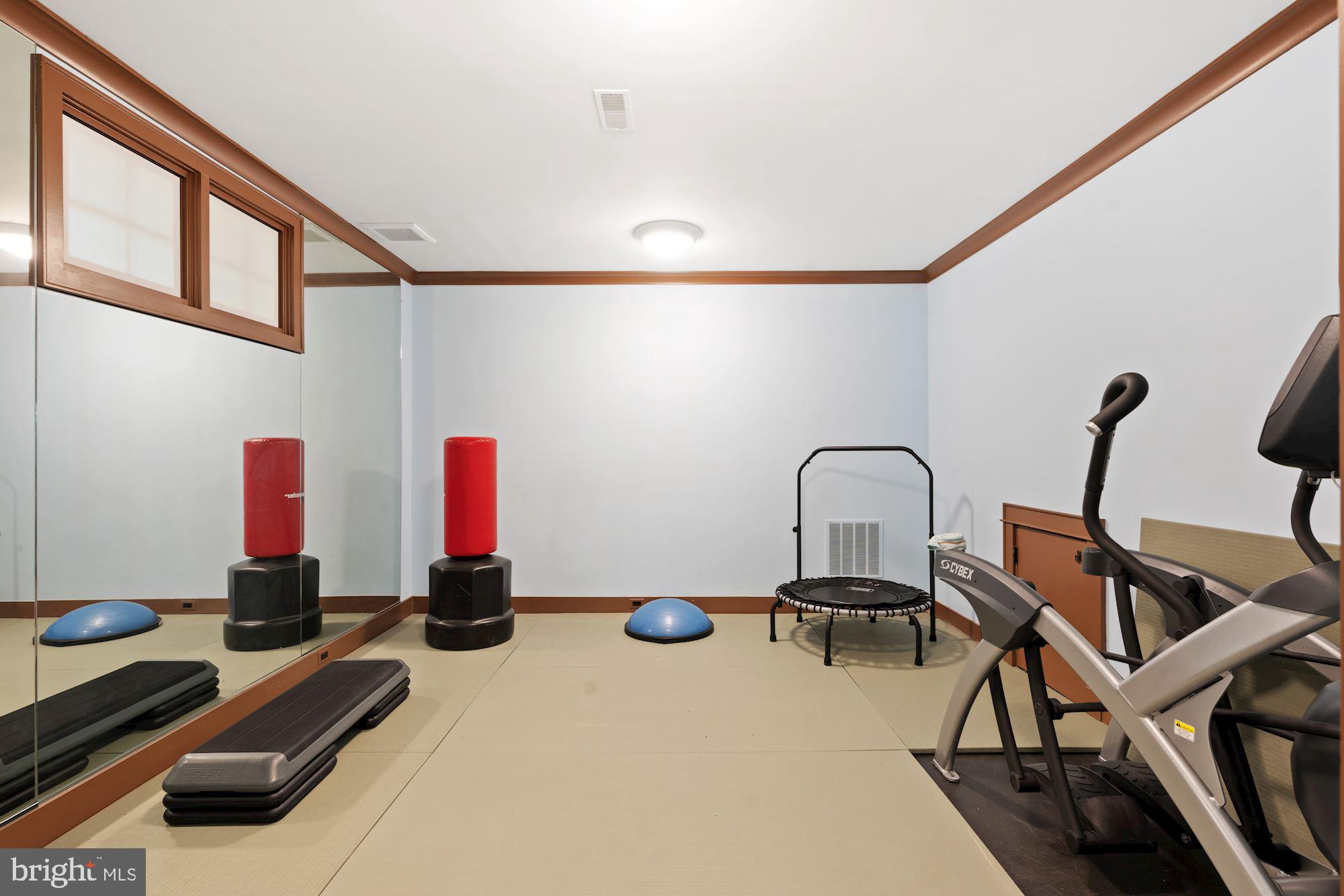 COUNTRY CLUB MANOR - Residential