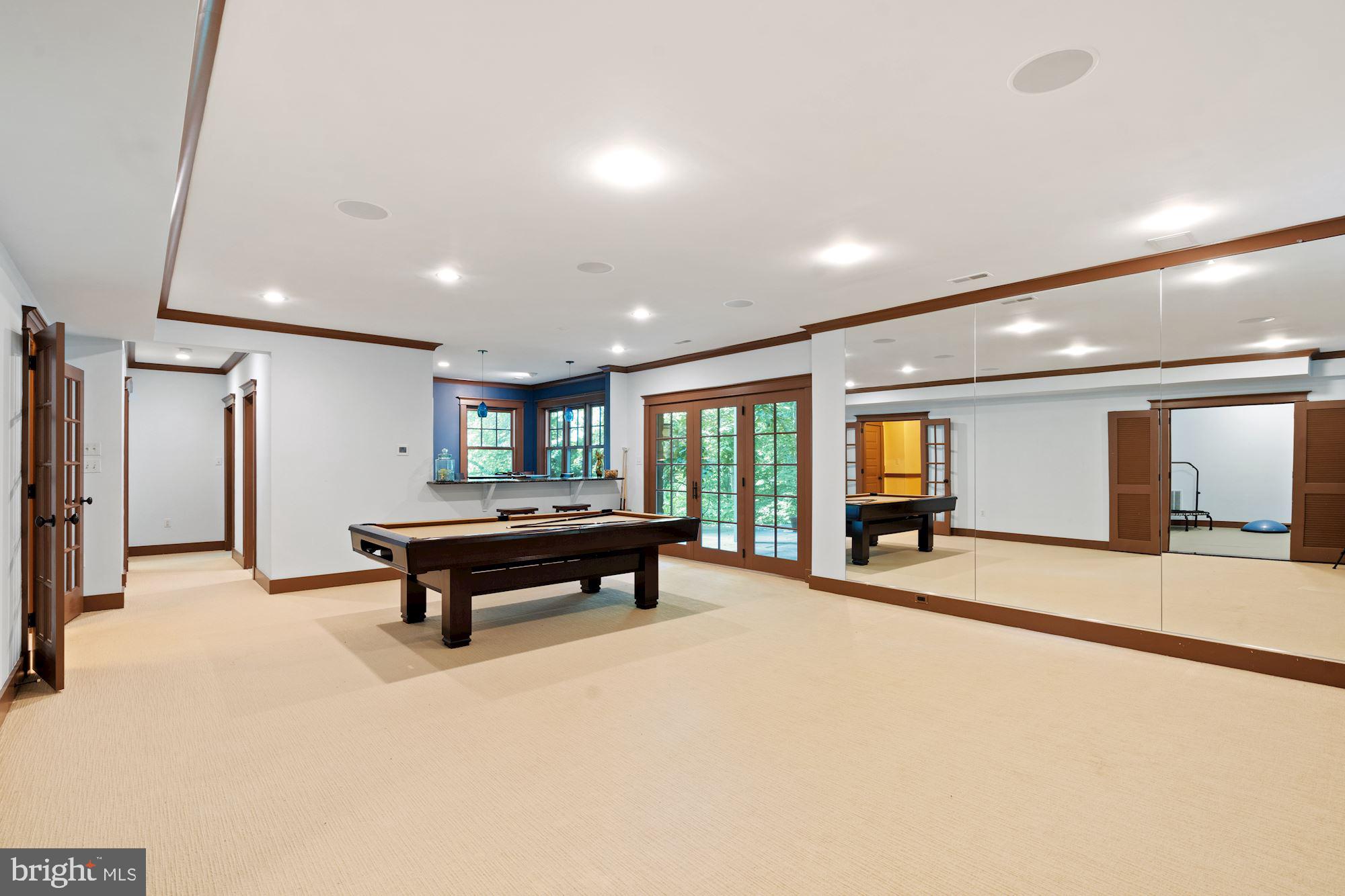 COUNTRY CLUB MANOR - Residential