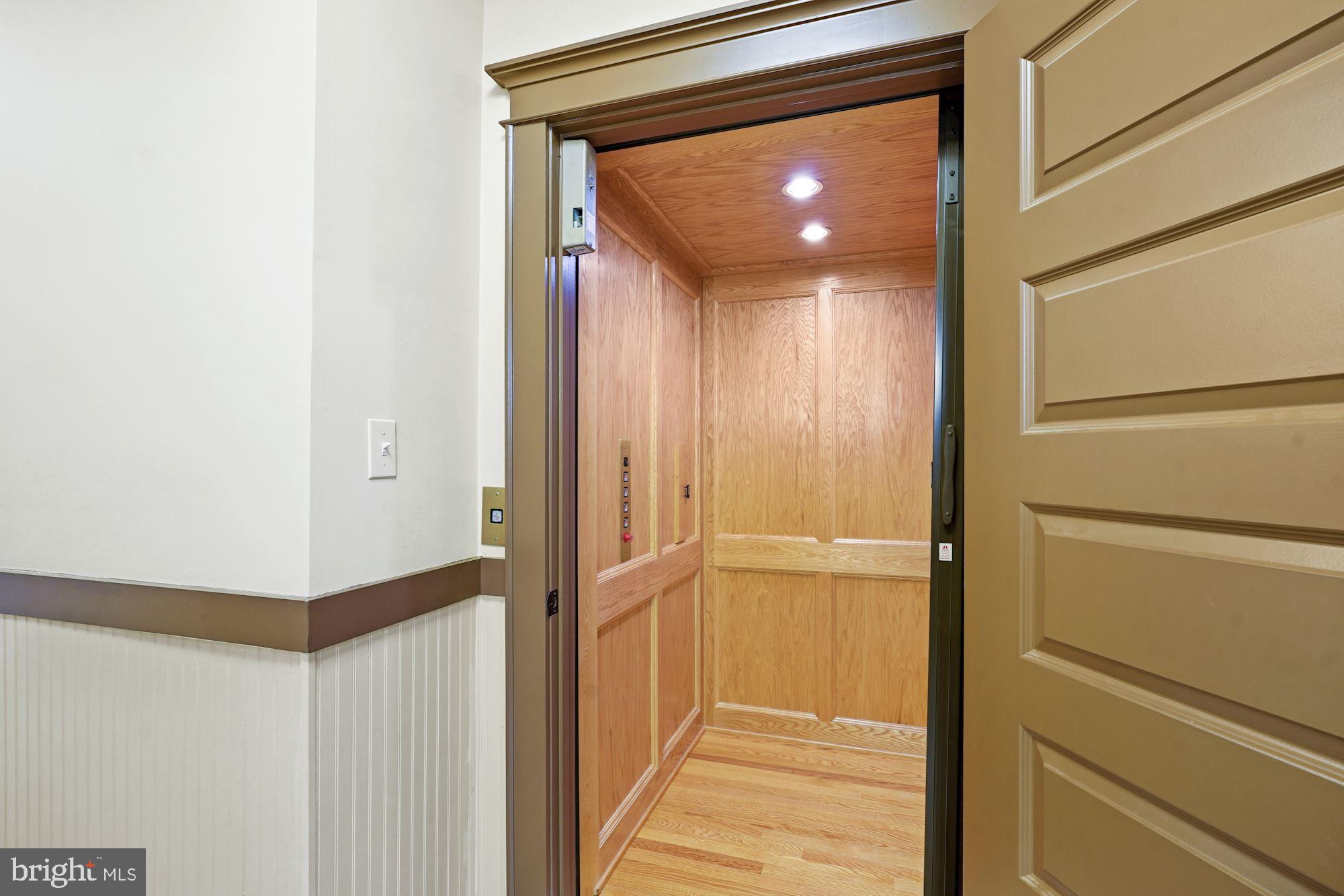 COUNTRY CLUB MANOR - Residential