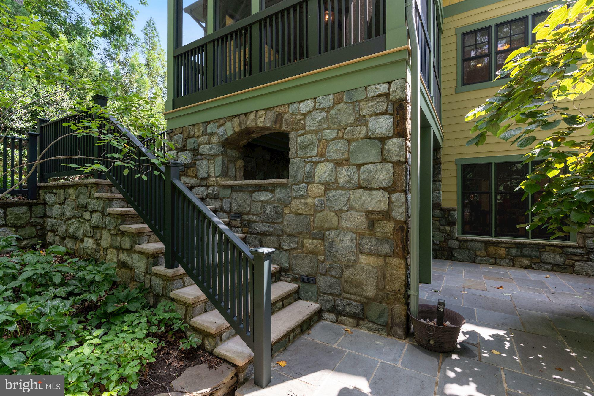 COUNTRY CLUB MANOR - Residential