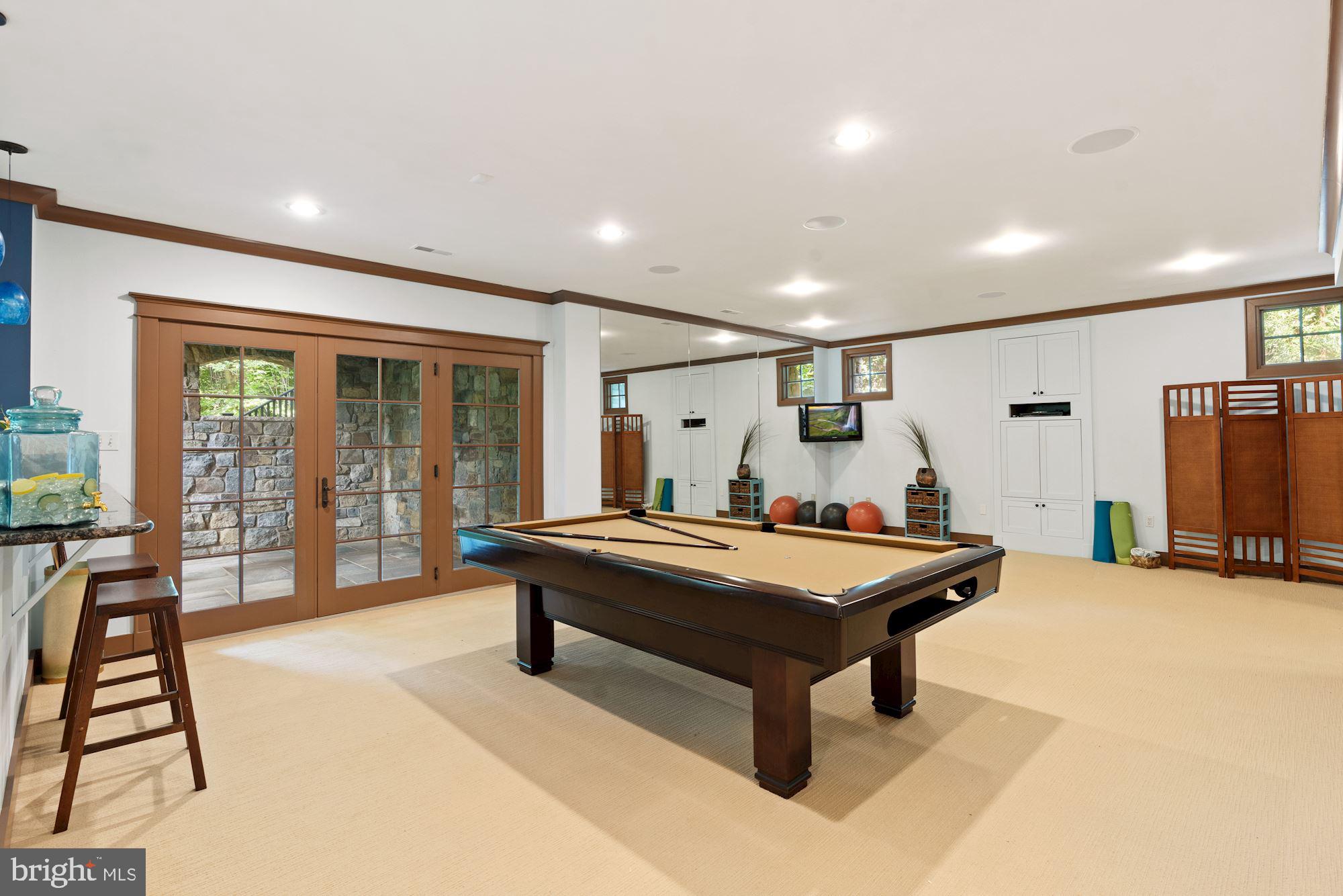 COUNTRY CLUB MANOR - Residential