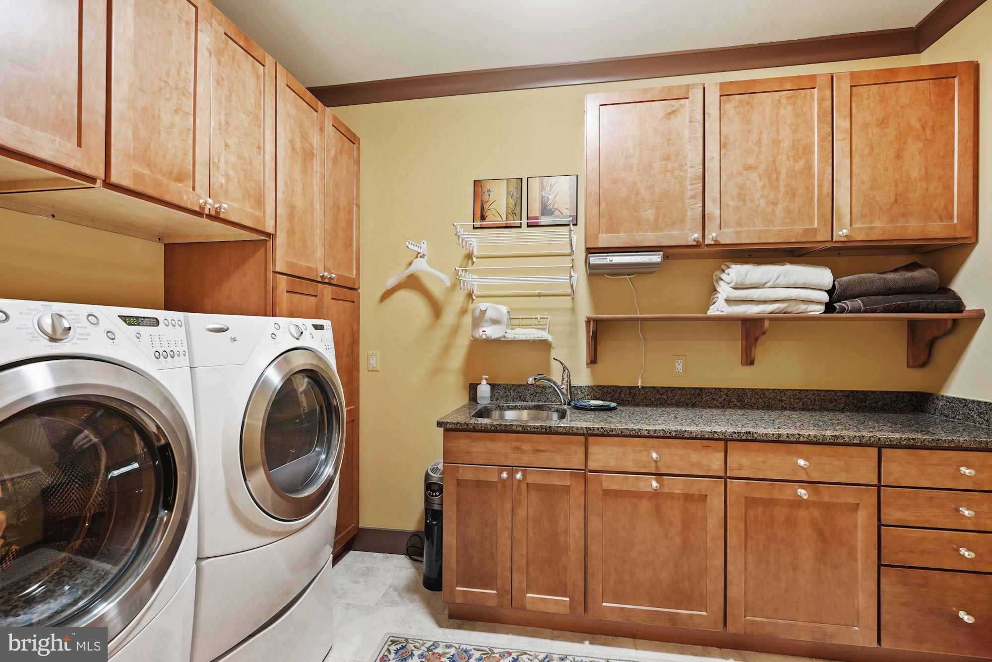 COUNTRY CLUB MANOR - Residential