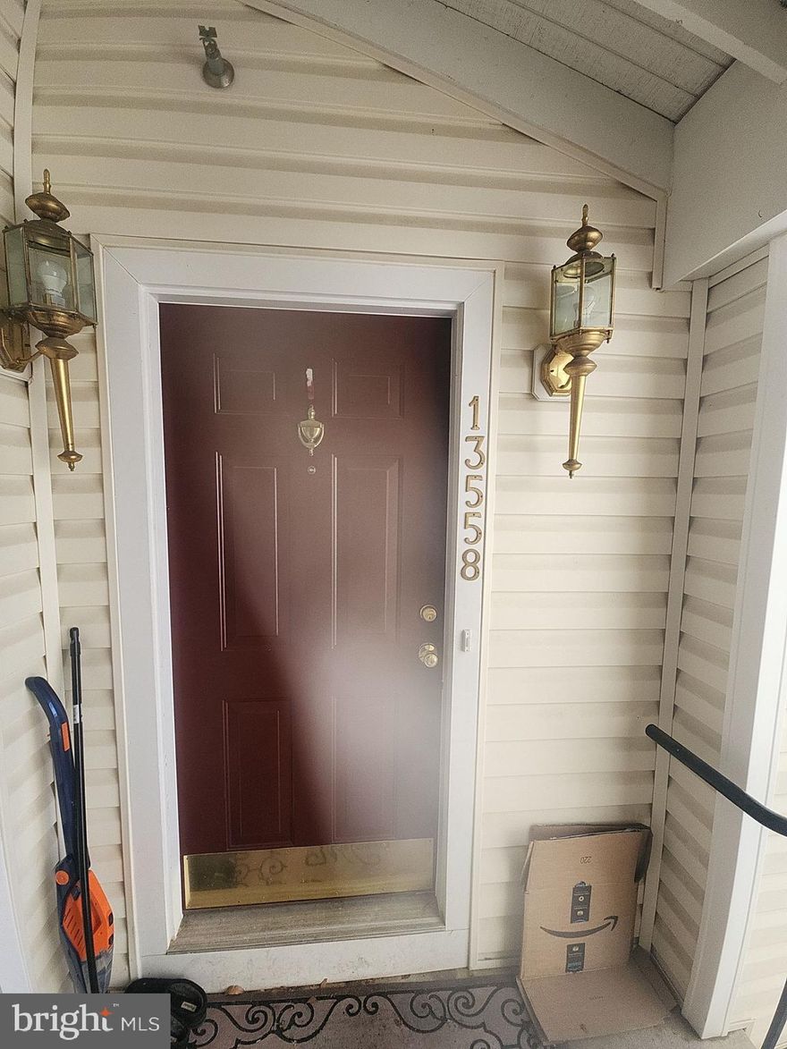 13558 Davinci Lane Herndon VA 20171........Beautiful and spacious 3BR garaged Townhome in highly desired
Herndon, Virginia. Very light and airy with walk-out deck from kitchen. . This townhome features hardwood and
carpeted floors, large spacious modern kitchen that is designed for entertaining, granite counter tops, stainless
steel appliances, and maple cabinets. . Fireplace, Gas cooking, and Gas Heat. Master suite offers large
master bath. Conveniently located, this home is 25 minutes into Washington DC with easy access to Route
267 Dulles toll Rd, Centreville Rd, and Sunrise Valley Rd. Stores and restaurants are less than 1 mile from
home. Lots of History in this area offers the history buff plenty of areas close by to explore. Local parks and
community centers offer year round neighborhood enjoyment.