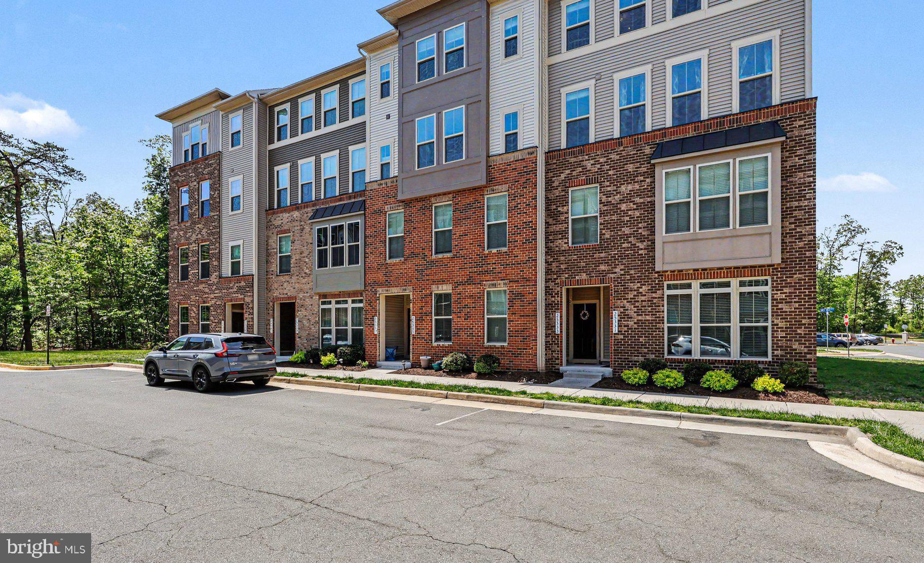 LOUDOUN CROSSING CONDOMINIUM - Residential