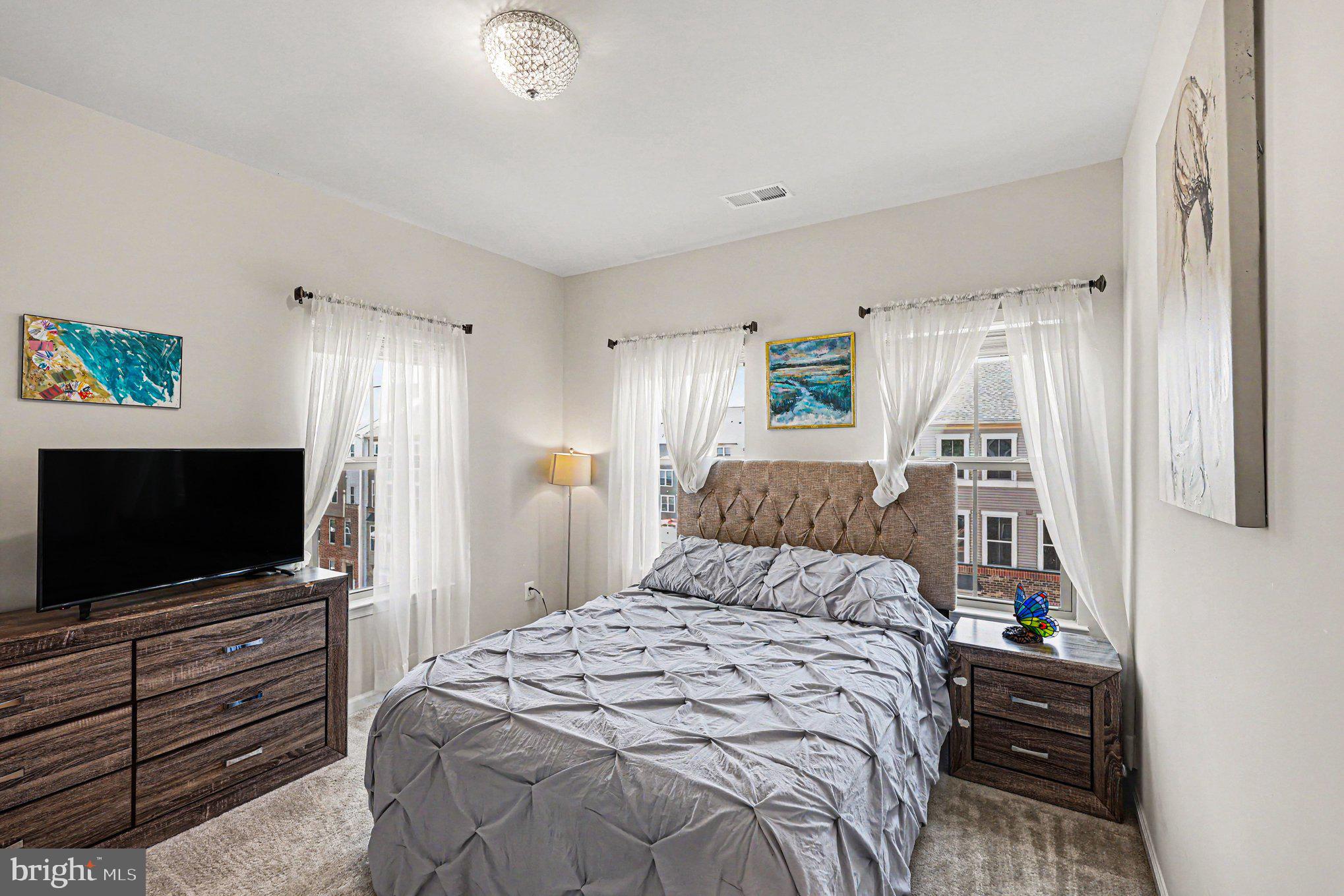 LOUDOUN CROSSING CONDOMINIUM - Residential