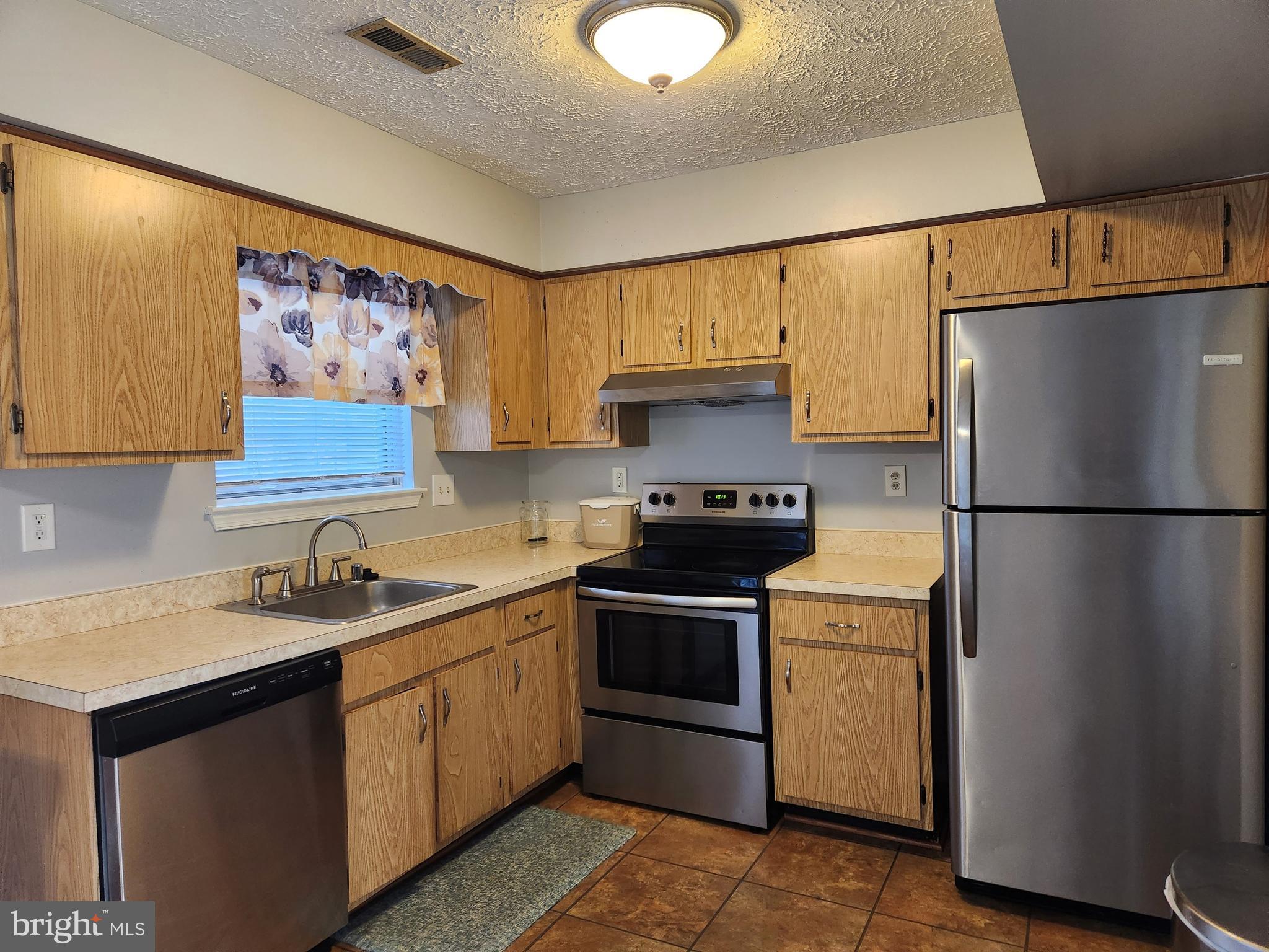 ROSECROFT VILLAGE PLAT O - Residential Lease