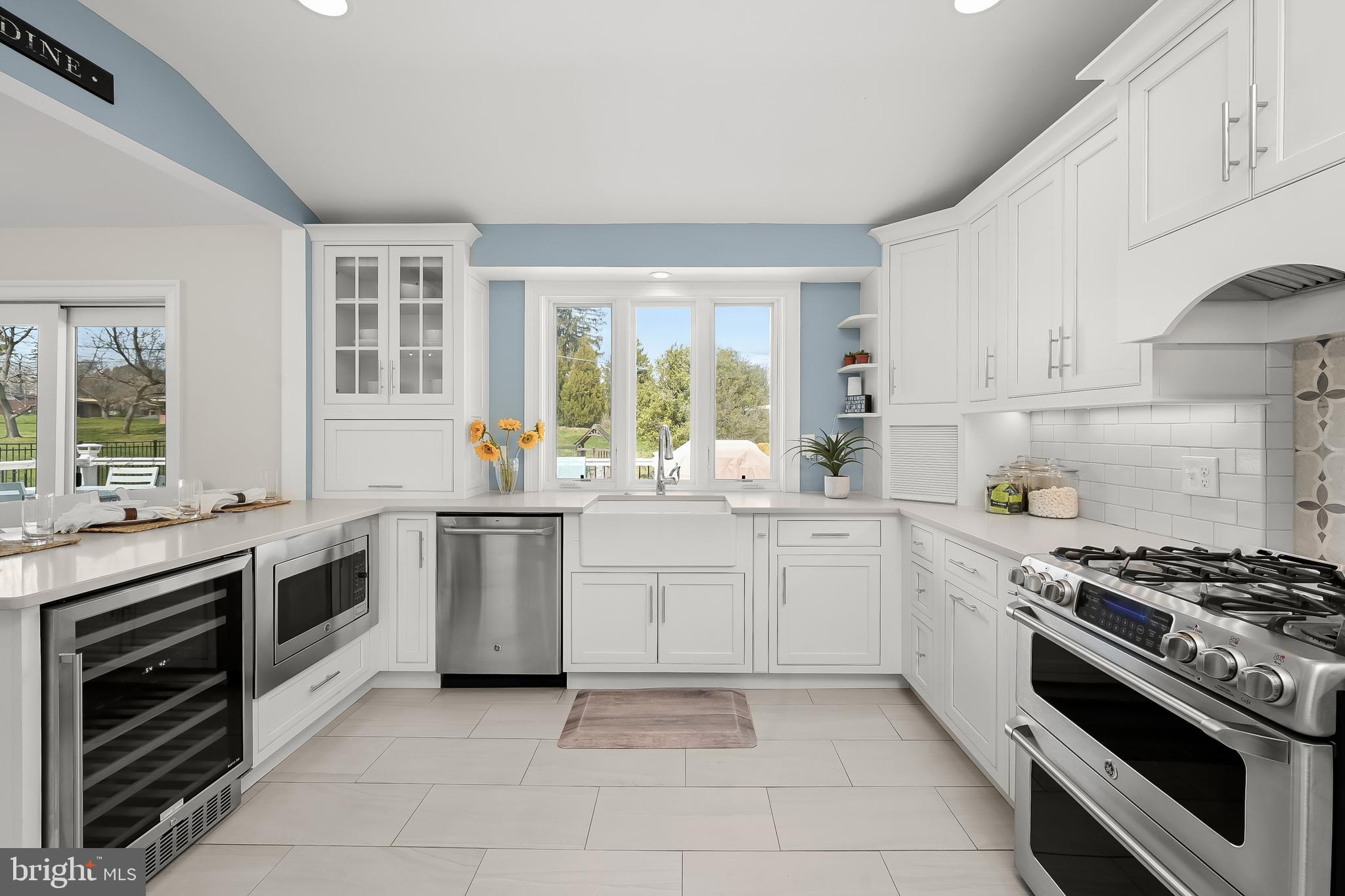 3412 MANOR HILL