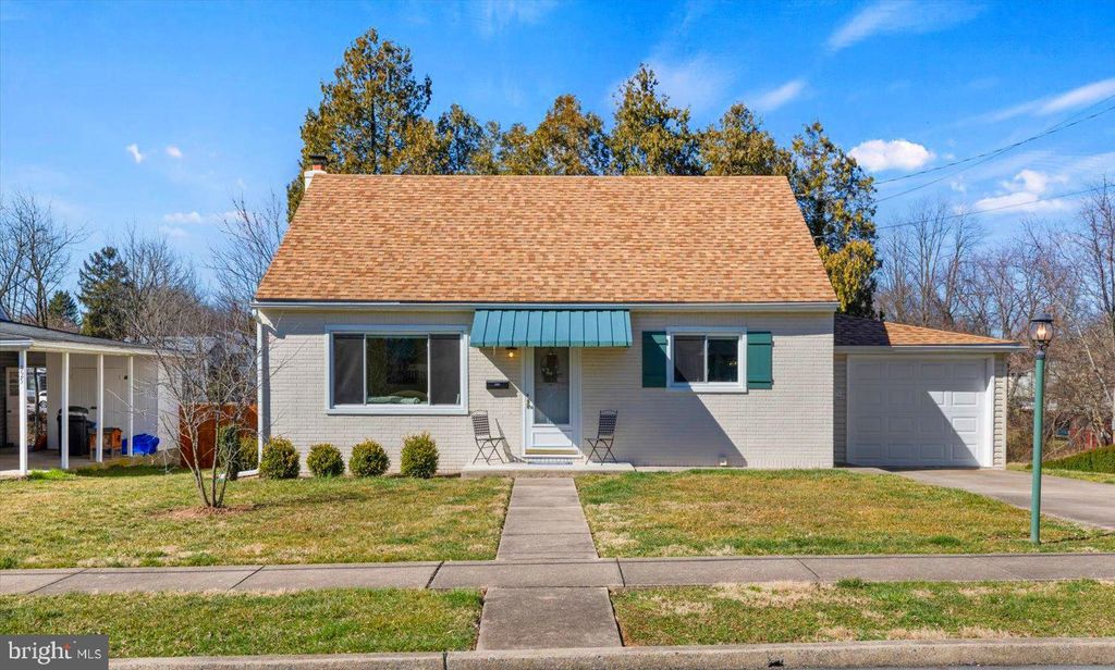 Photo of 327 SNYDER AVE, ELIZABETHTOWN, PA 17022 (MLS # PALA2031734)