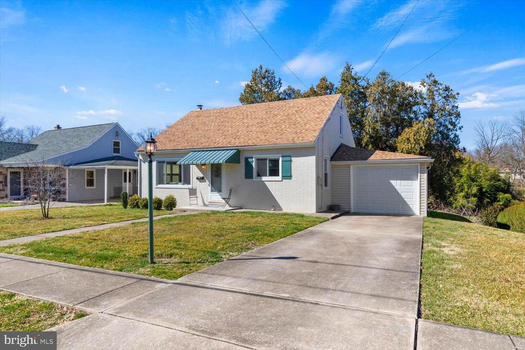 Photo of 327 SNYDER AVE, ELIZABETHTOWN, PA 17022 (MLS # PALA2031734)