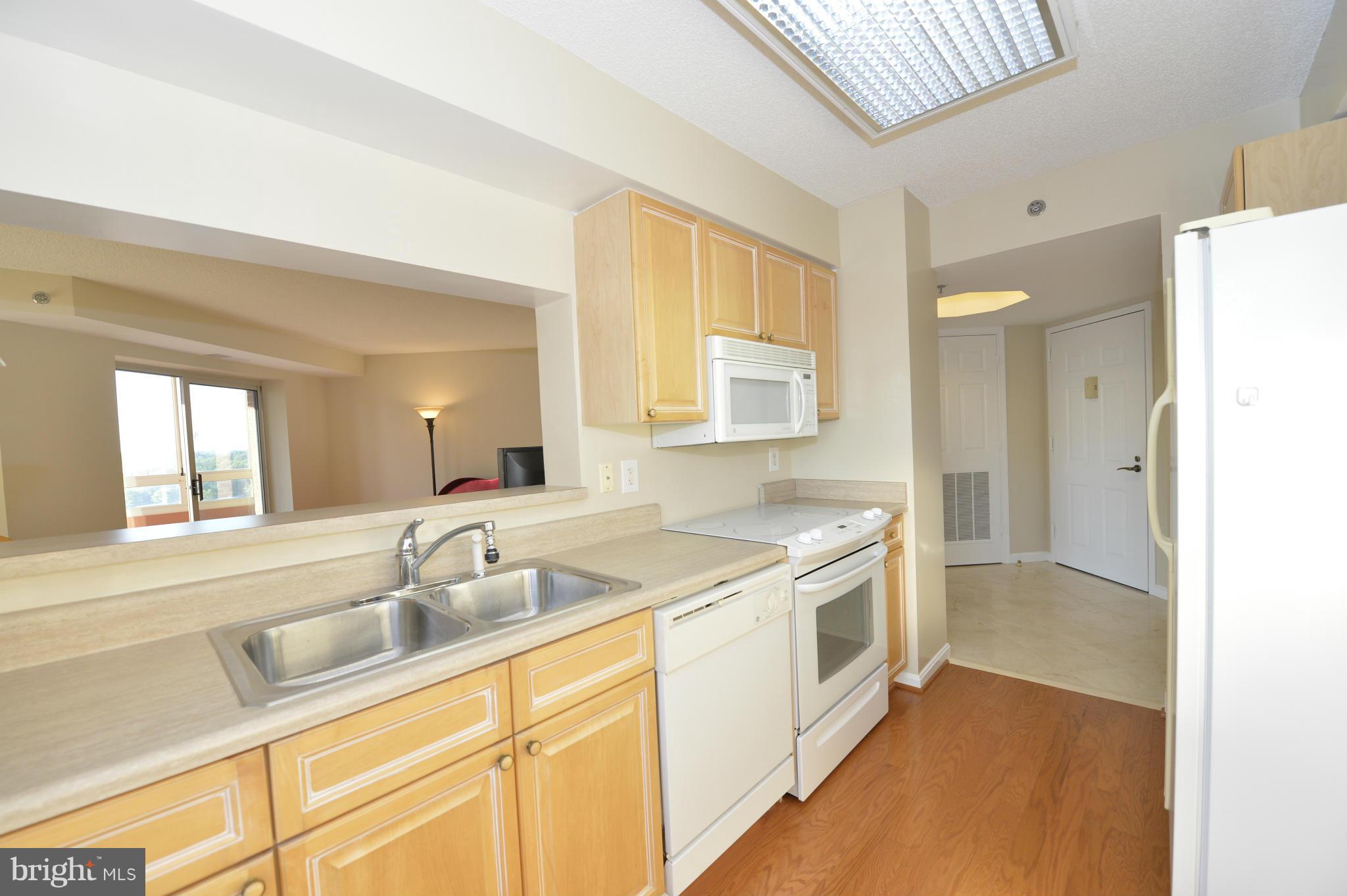 CARLYLE TOWERS - Residential Lease