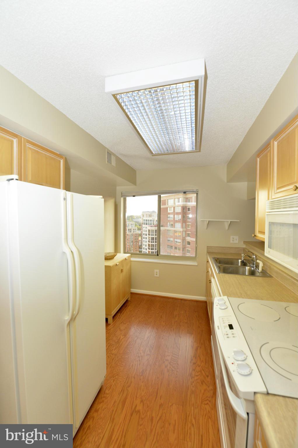 CARLYLE TOWERS - Residential Lease