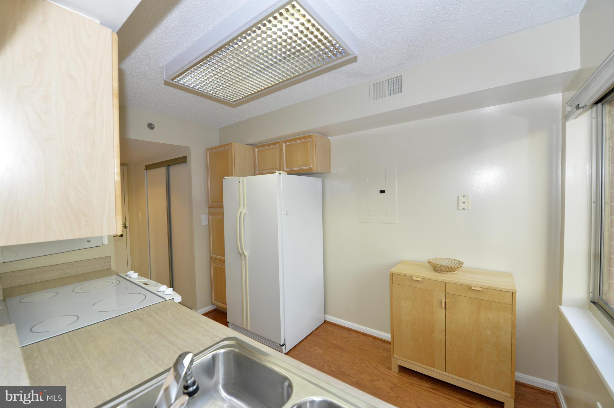 CARLYLE TOWERS - Residential Lease