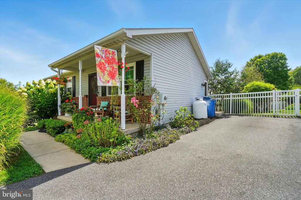 Photo of 603 Hill Point Drive, ETTERS, PA 17319 (MLS # PAYK2087056)