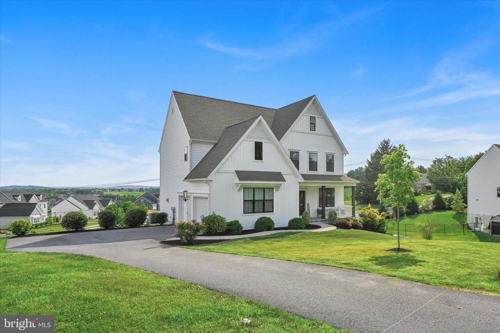 Photo of 19 SPRINGVIEW DR, LITITZ, PA 17543 (MLS # PALA2038642)