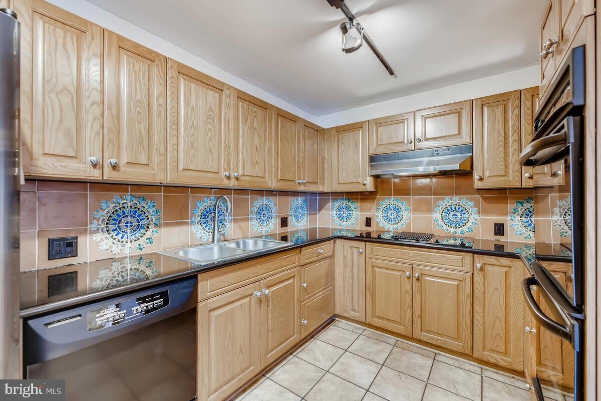 10 E LEE STREET 2608