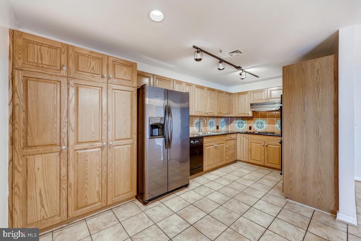 10 E LEE STREET 2608